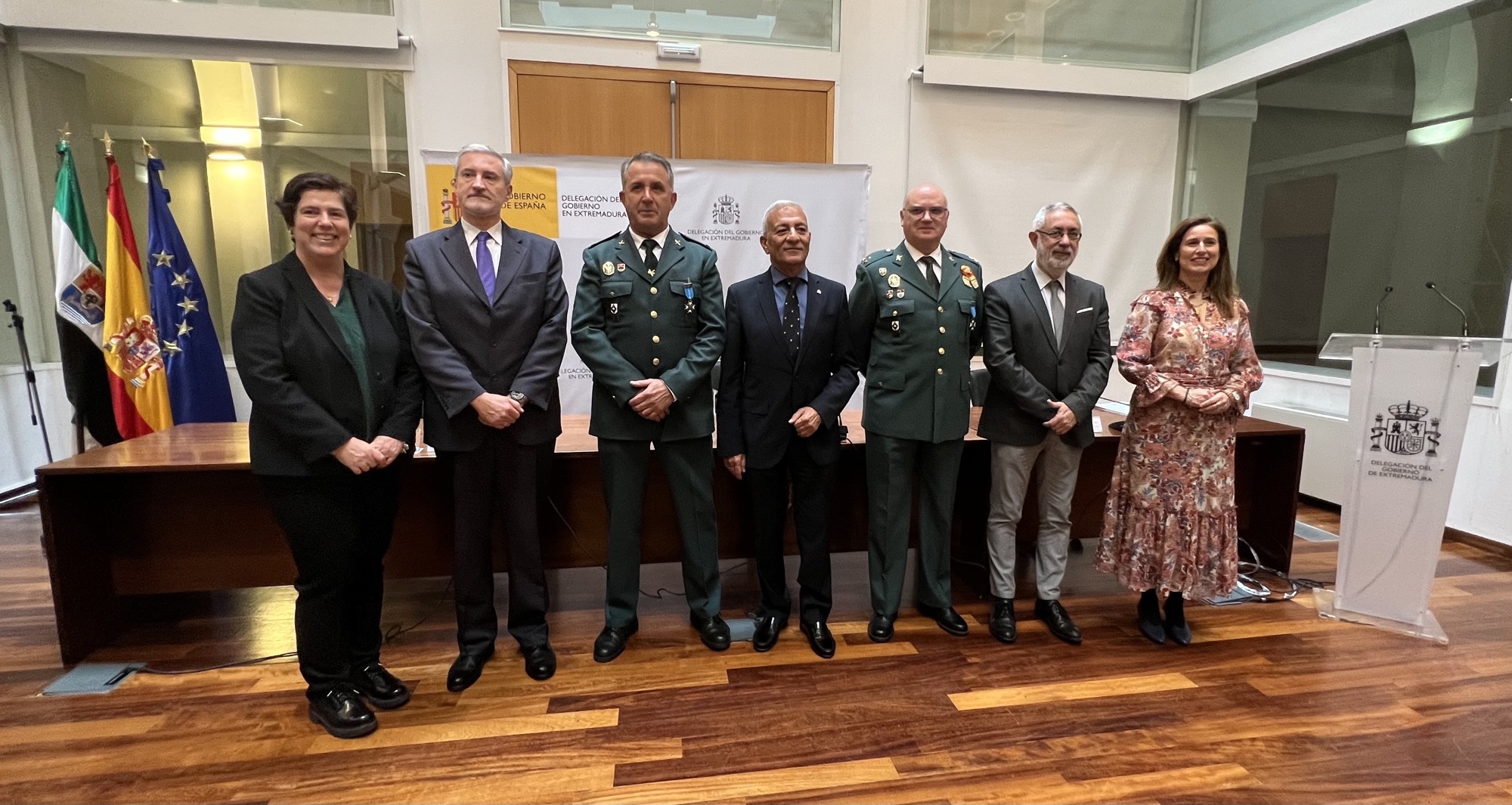 Foto de autoridades asistentes al acto de entrega de medallas al Mérito de la Seguridad Vial de 2022