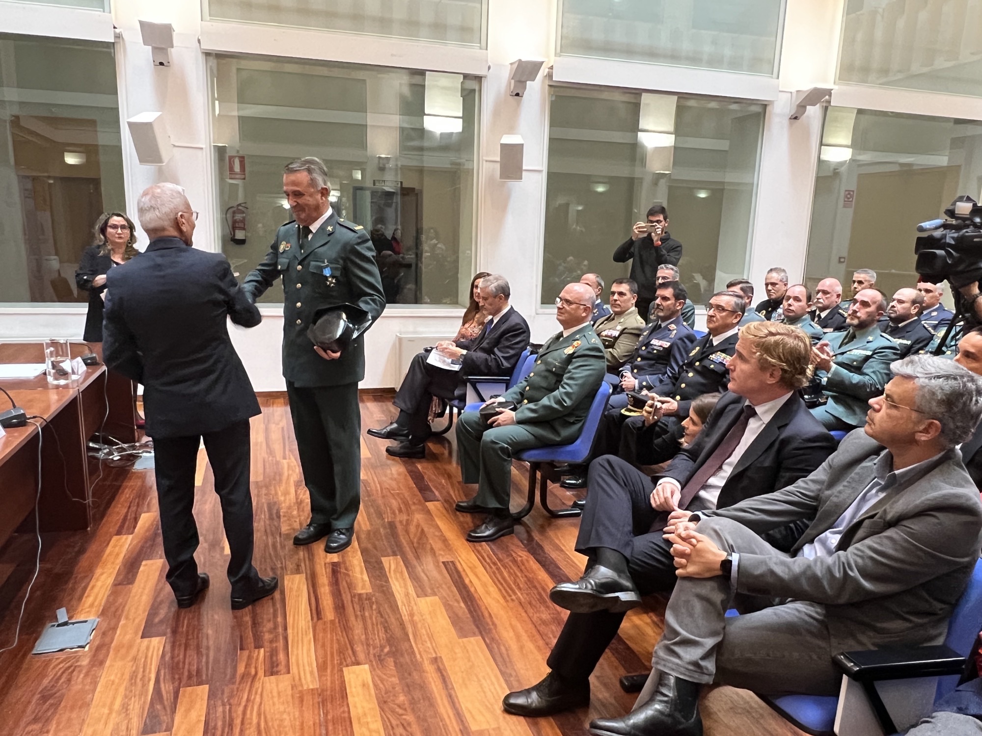 Foto del portavoz de la Junta de Extremadura durante el acto de entrega de medallas al Mérito de la Seguridad Vial de 2022