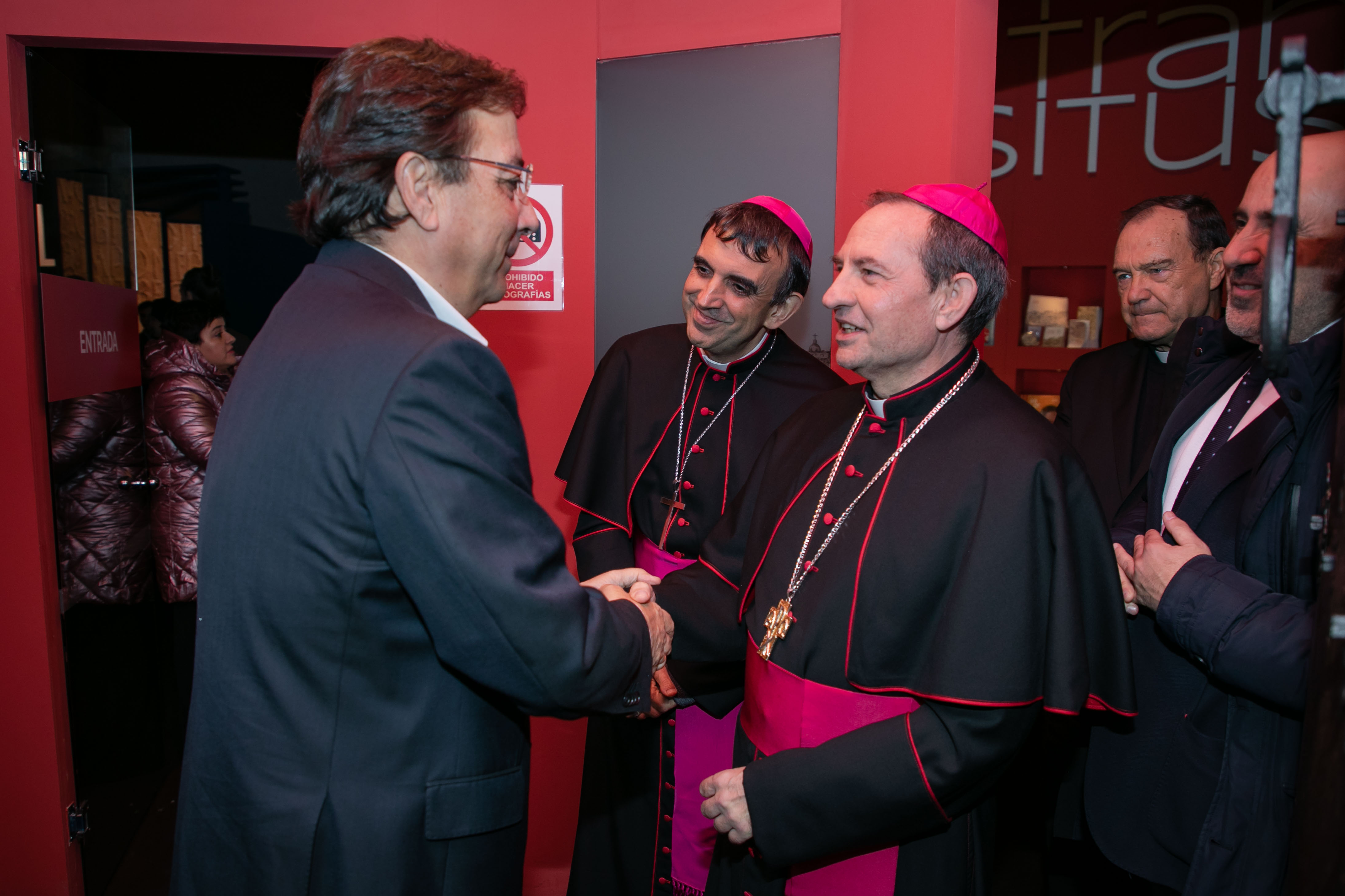 Fernández Vara saluda al obispo