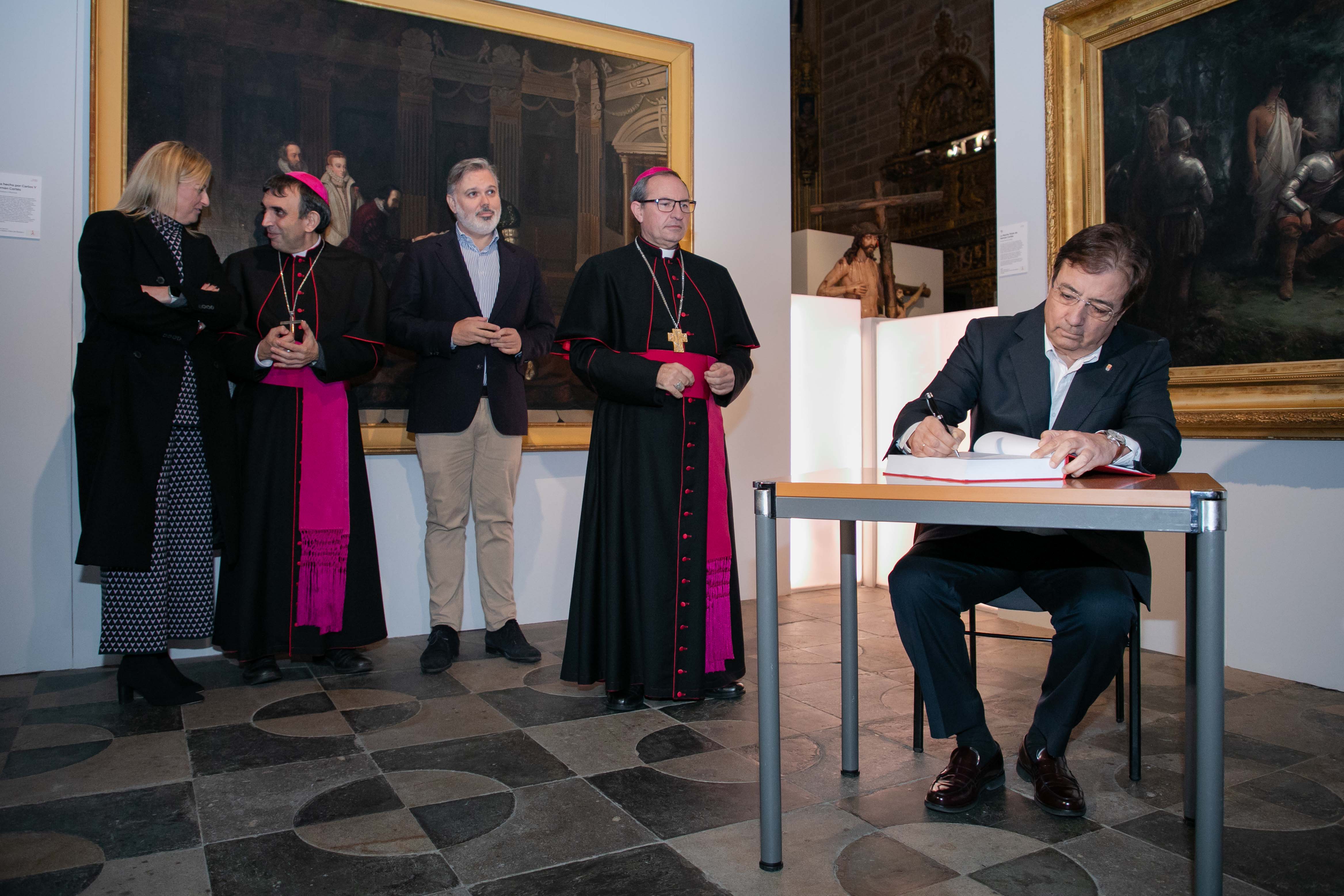 Firma en el acto de la clausura de la exposición