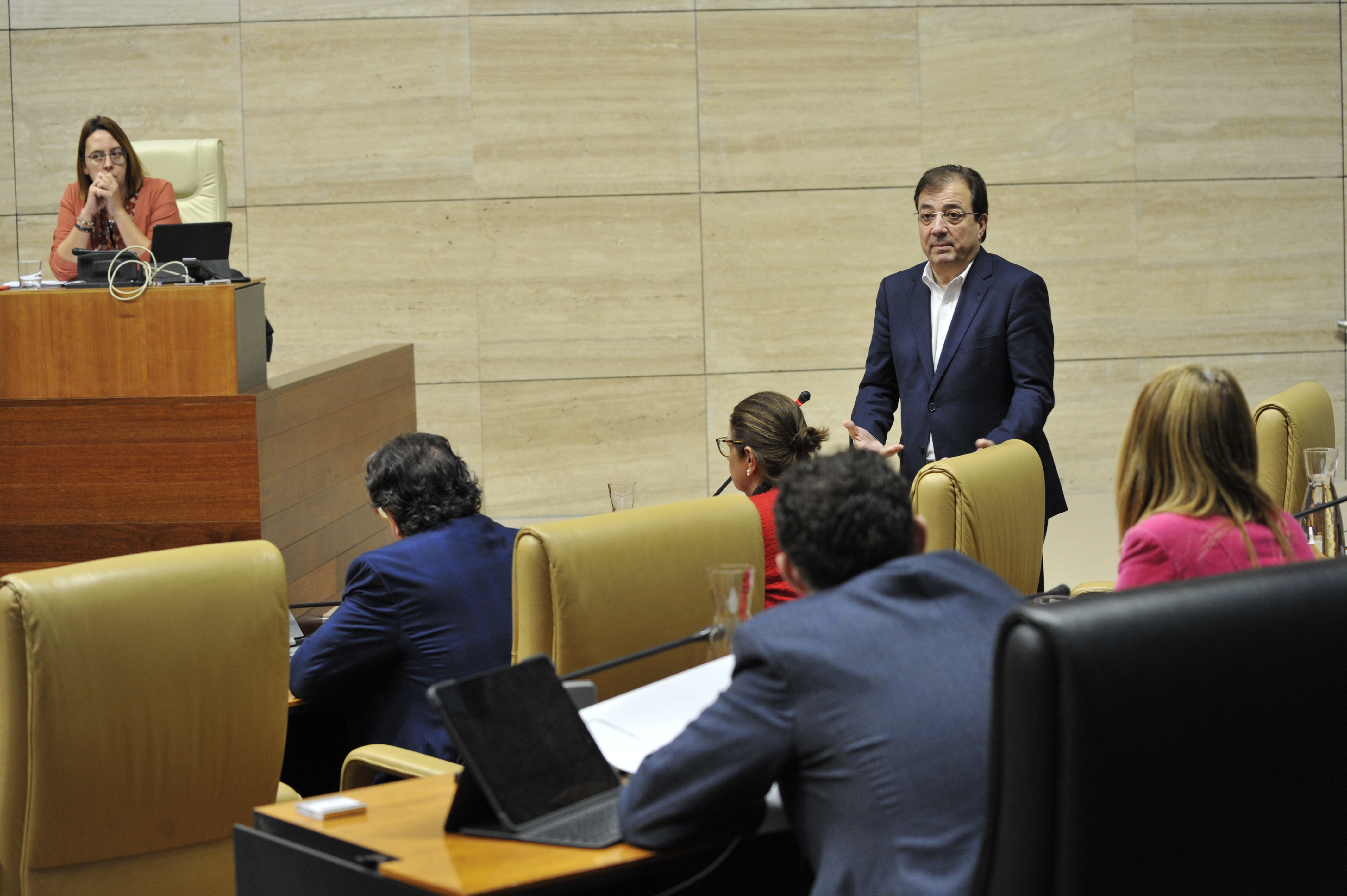 Foto del presidente de la Junta de Extremadura durante su intervención en el Pleno de la Asamblea