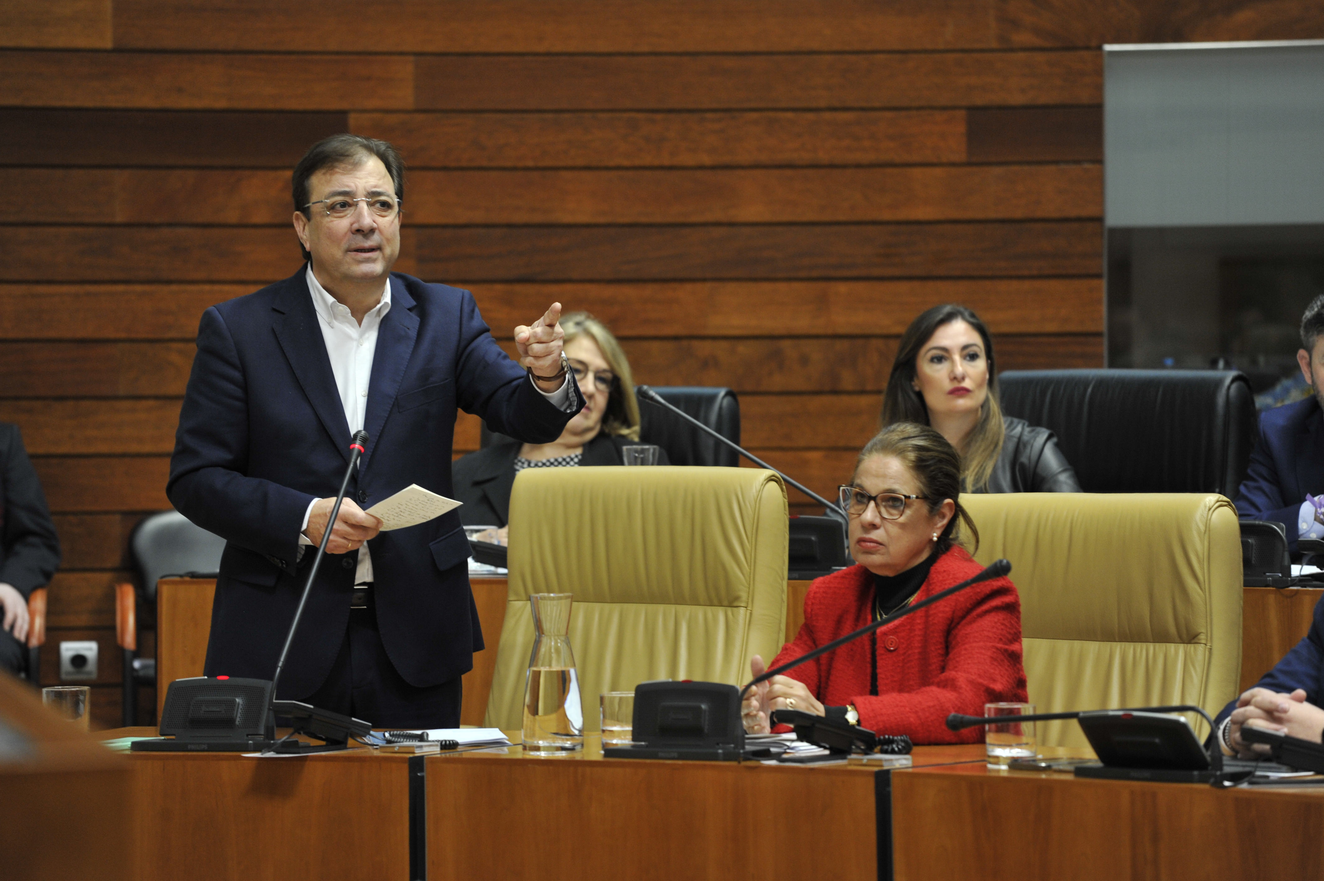 Foto del presidente de la Junta de Extremadura durante su intervención en el Pleno de la Asamblea