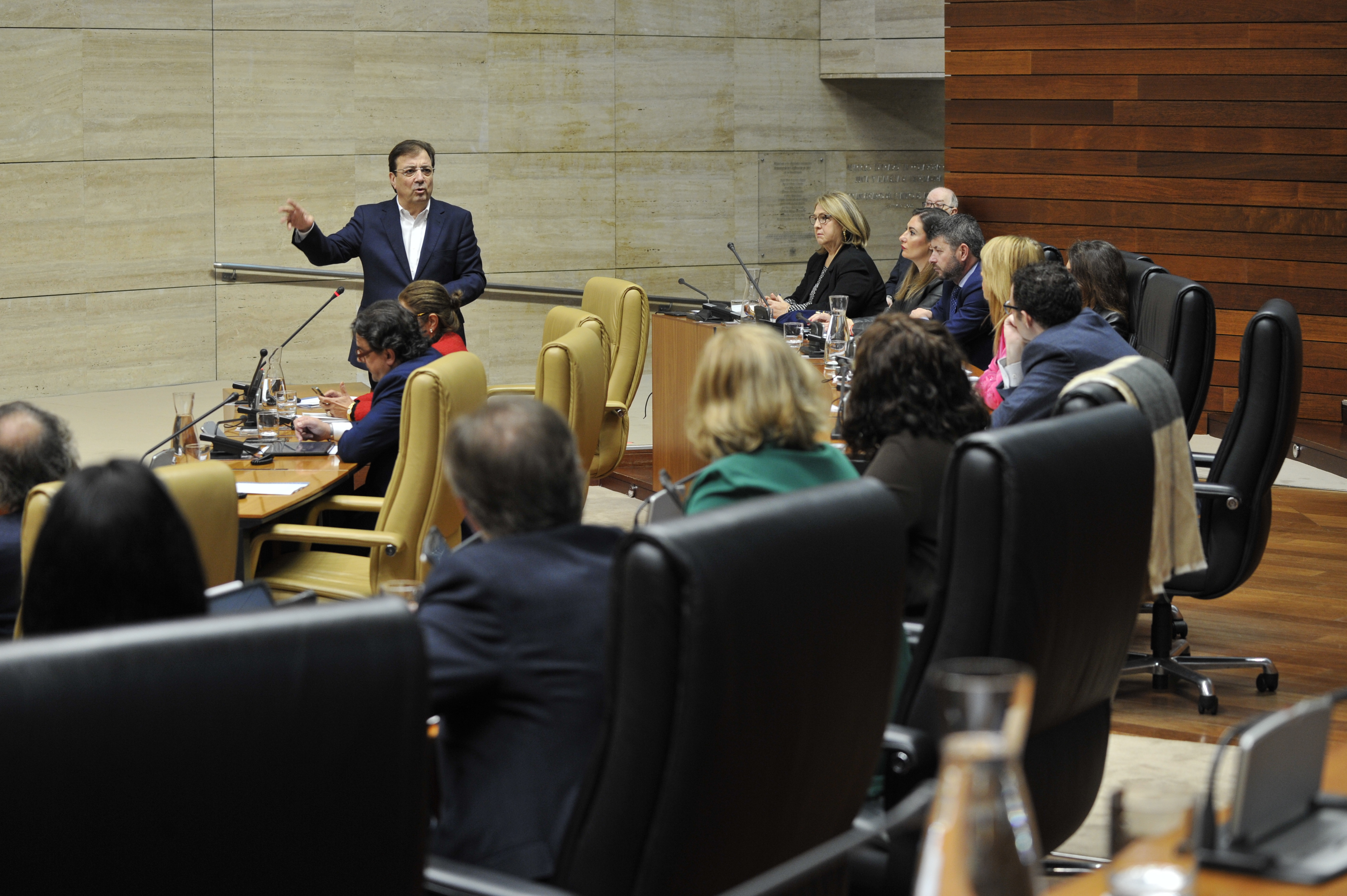 Foto del presidente de la Junta de Extremadura durante su intervención en el Pleno de la Asamblea