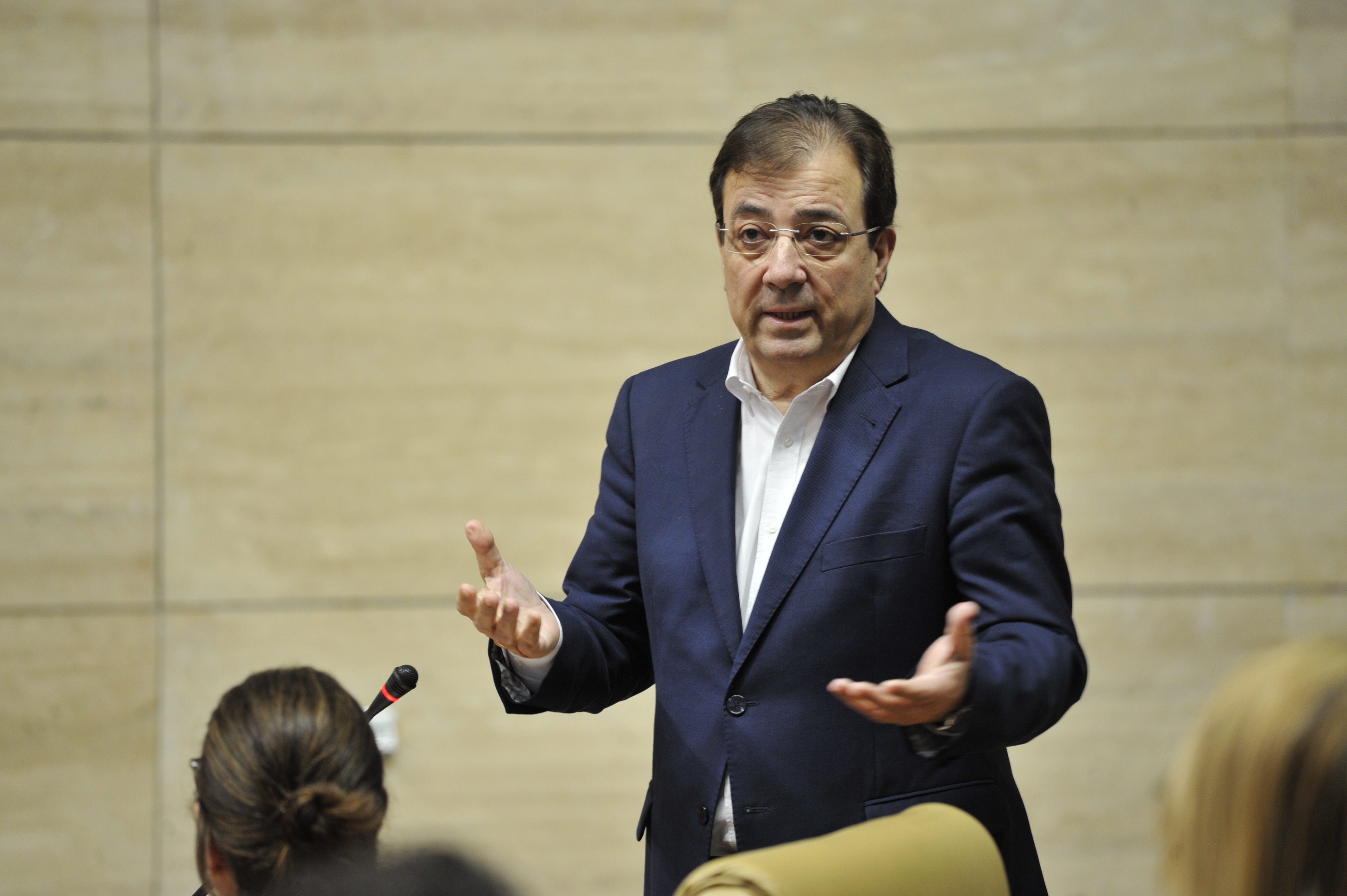 Foto del presidente de la Junta de Extremadura durante su intervención en el Pleno de la Asamblea