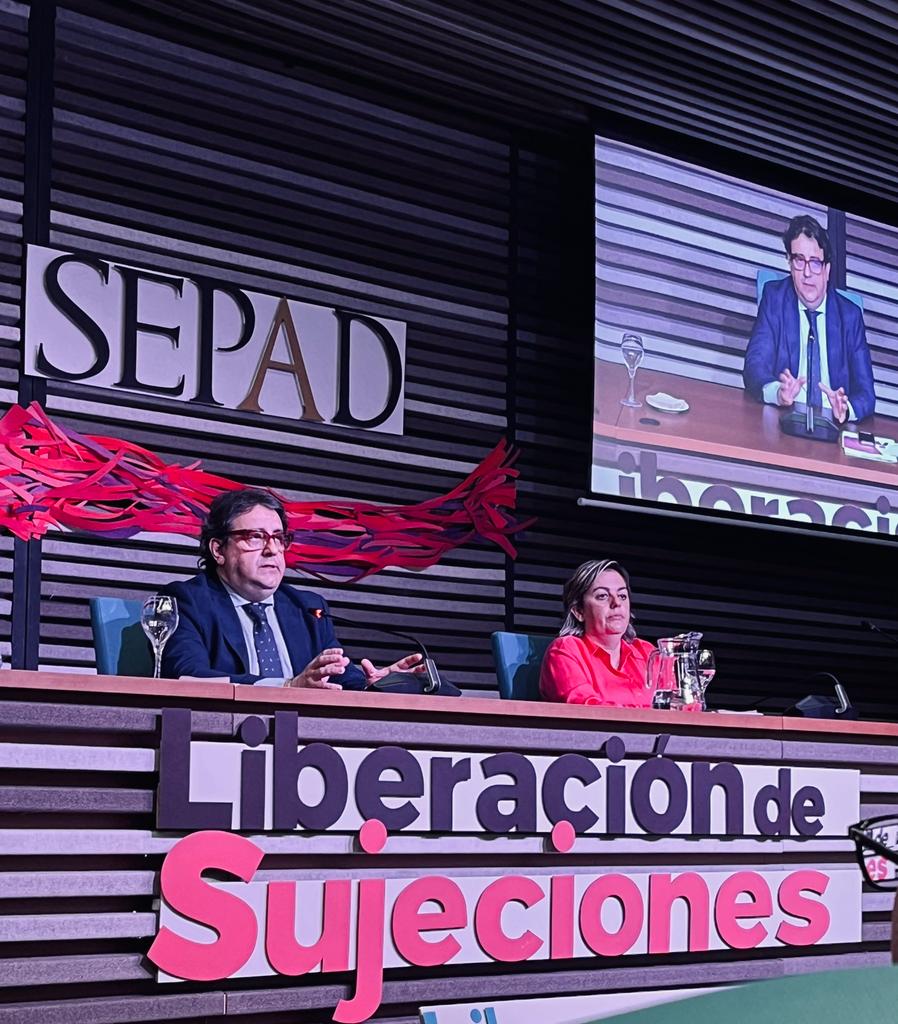 Foto del vicepresidente segundo y consejero de Sanidad y Servicios Sociales junto a otras autoridades en la inauguración de la jornada