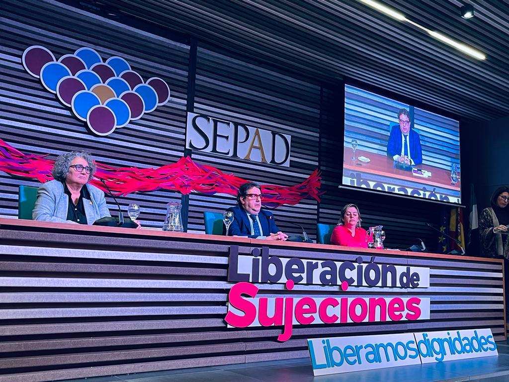 Foto del vicepresidente segundo y consejero de Sanidad y Servicios Sociales junto a otras autoridades en la inauguración de la jornada