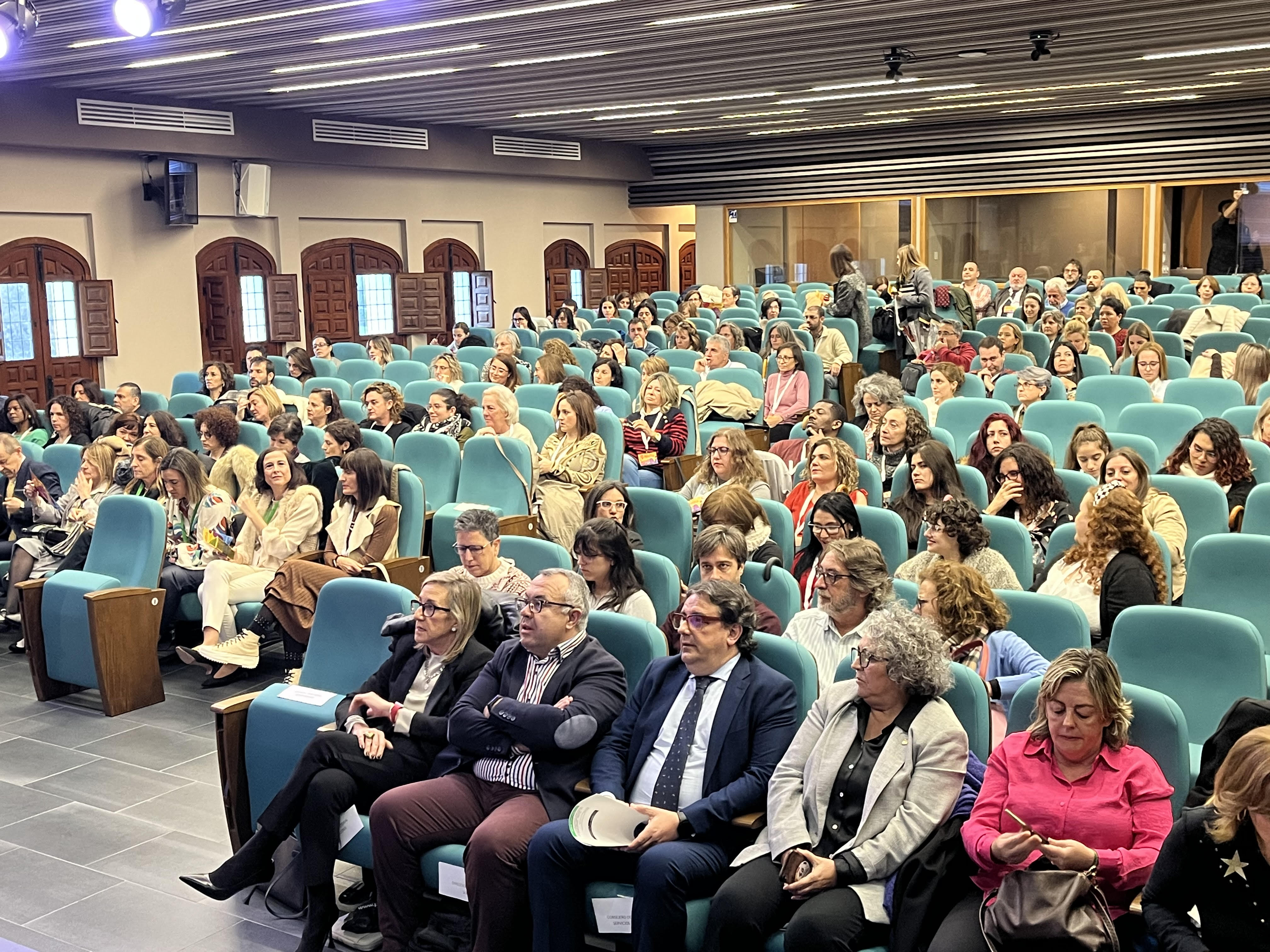 Foto general de asistentes a las jornadas entre los que se encuentra el consejero de Sanidad y Servicios Sociales