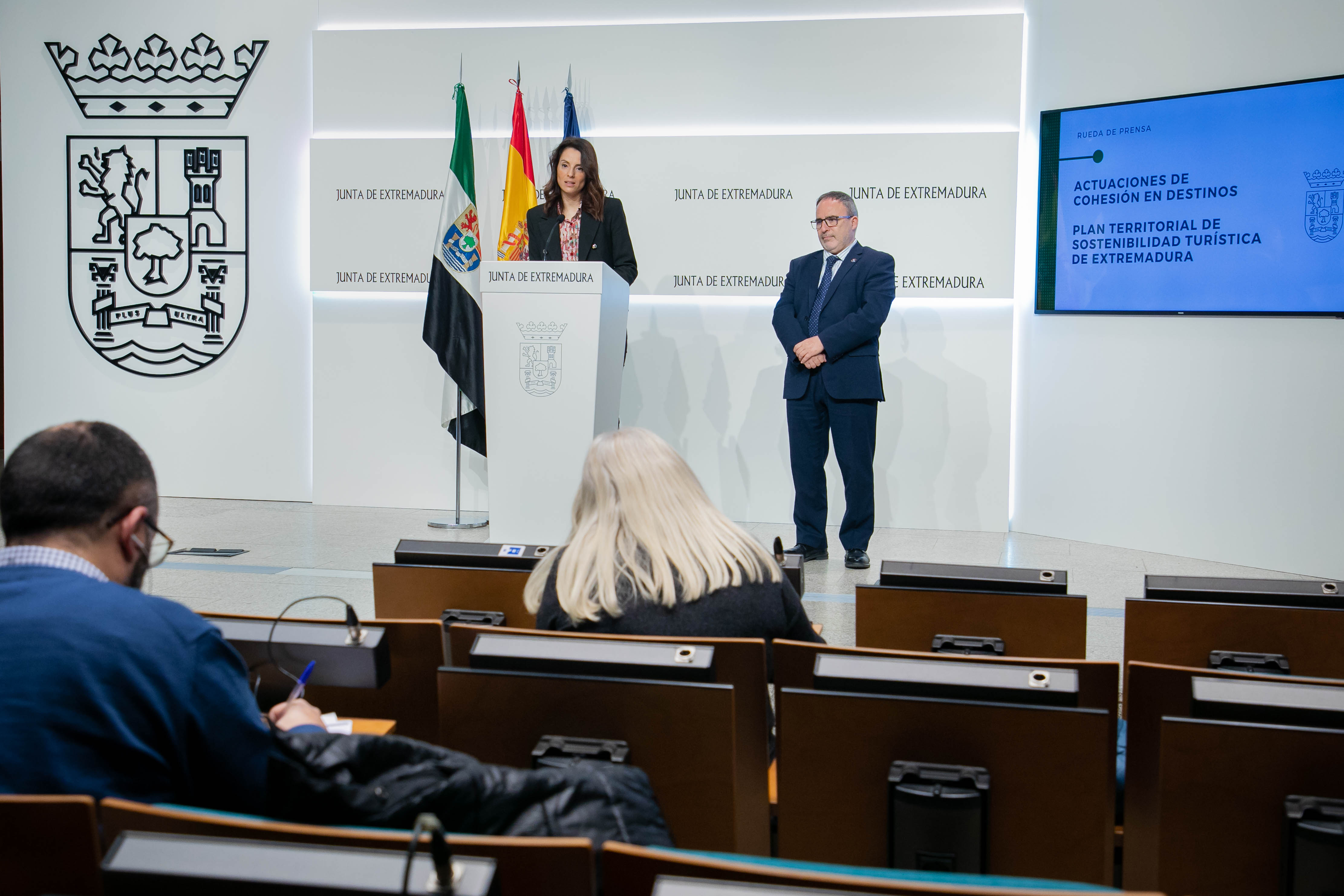 Foto de la consejera de Cultura, Turismo y Deportes y del director general de Turismo durante la presentación