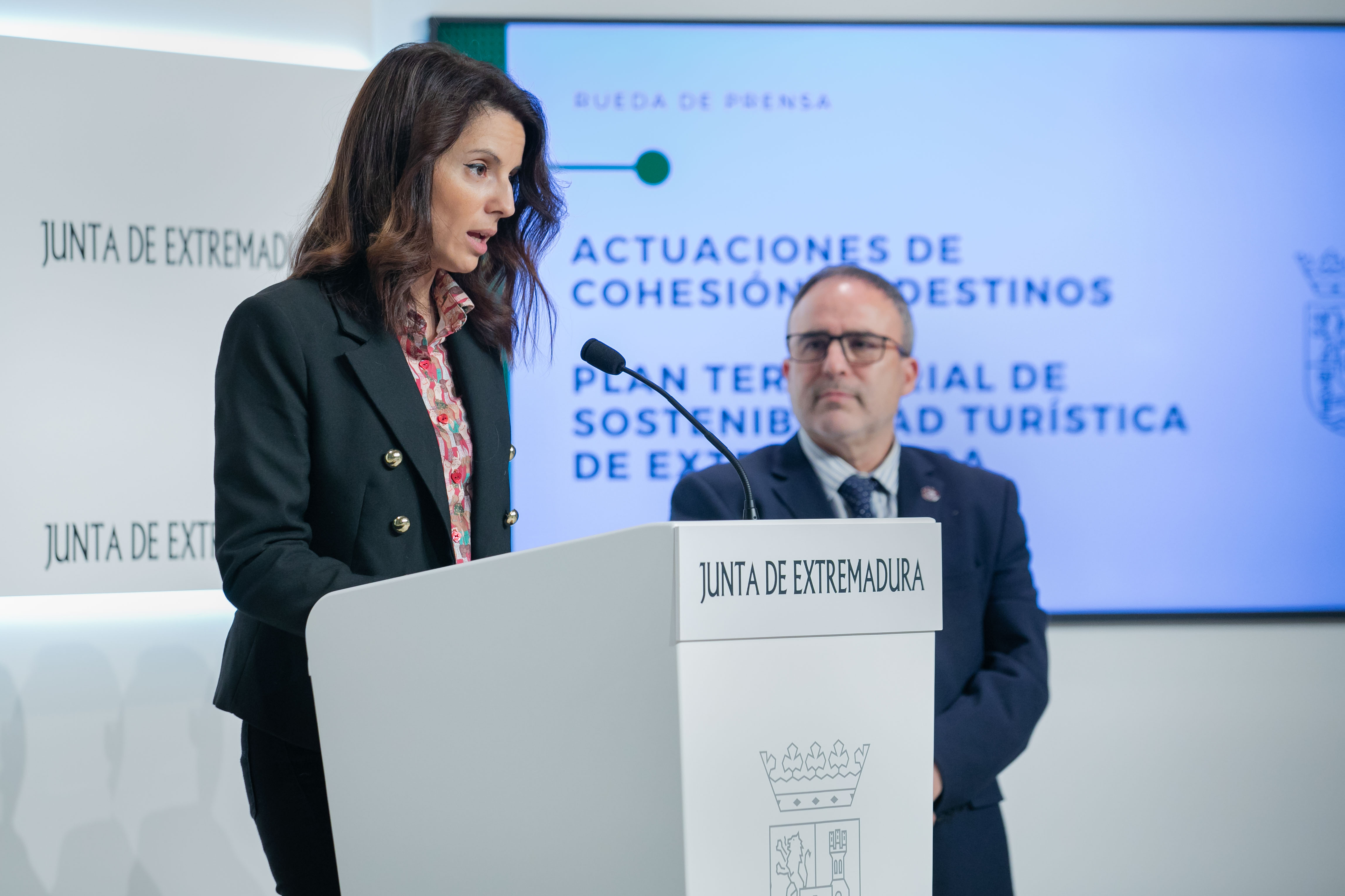 Foto de la consejera de Cultura, Turismo y Deportes y del director general de Turismo durante la presentación