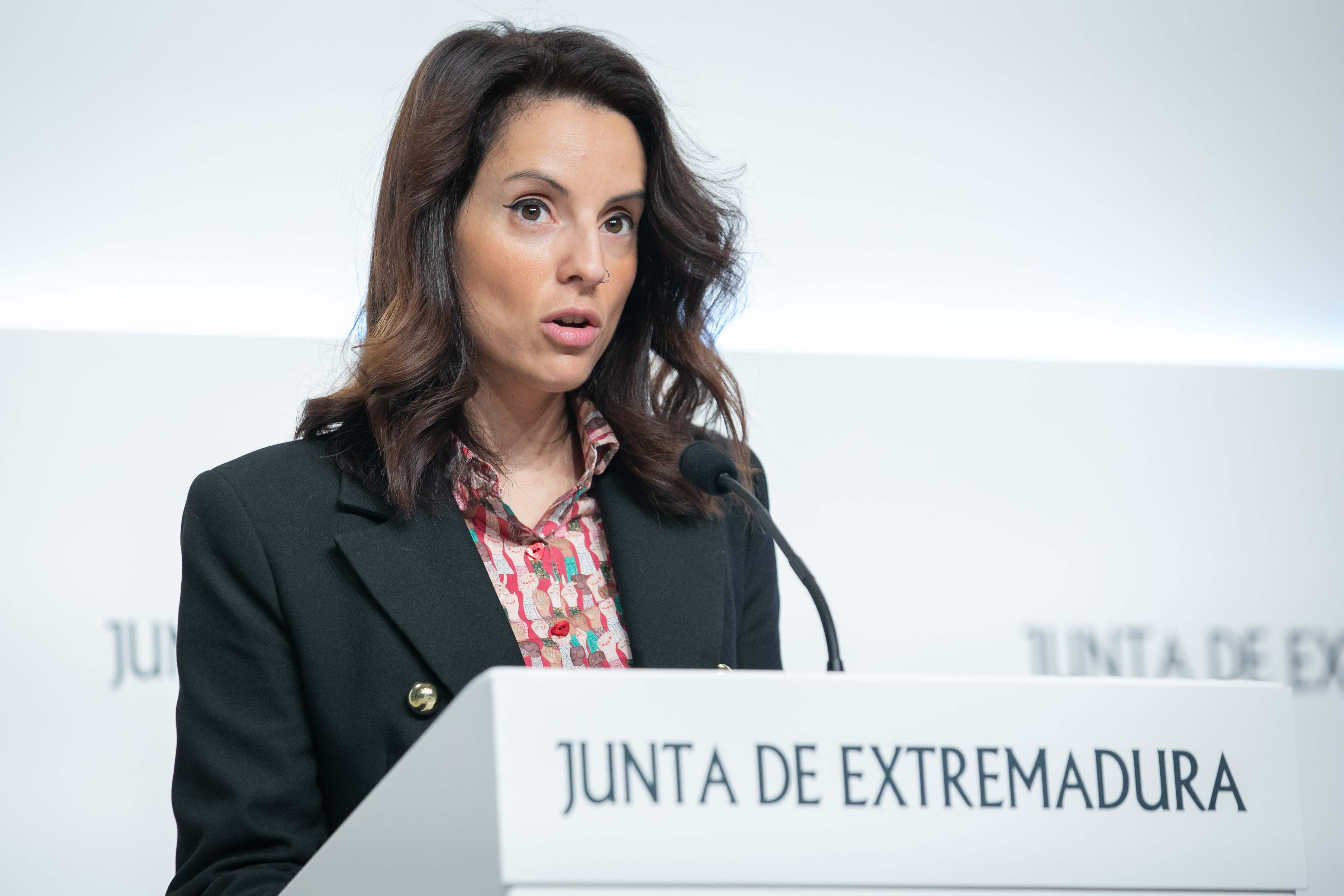 Foto de la consejera de Cultura, Turismo y Deportes durante la presentación