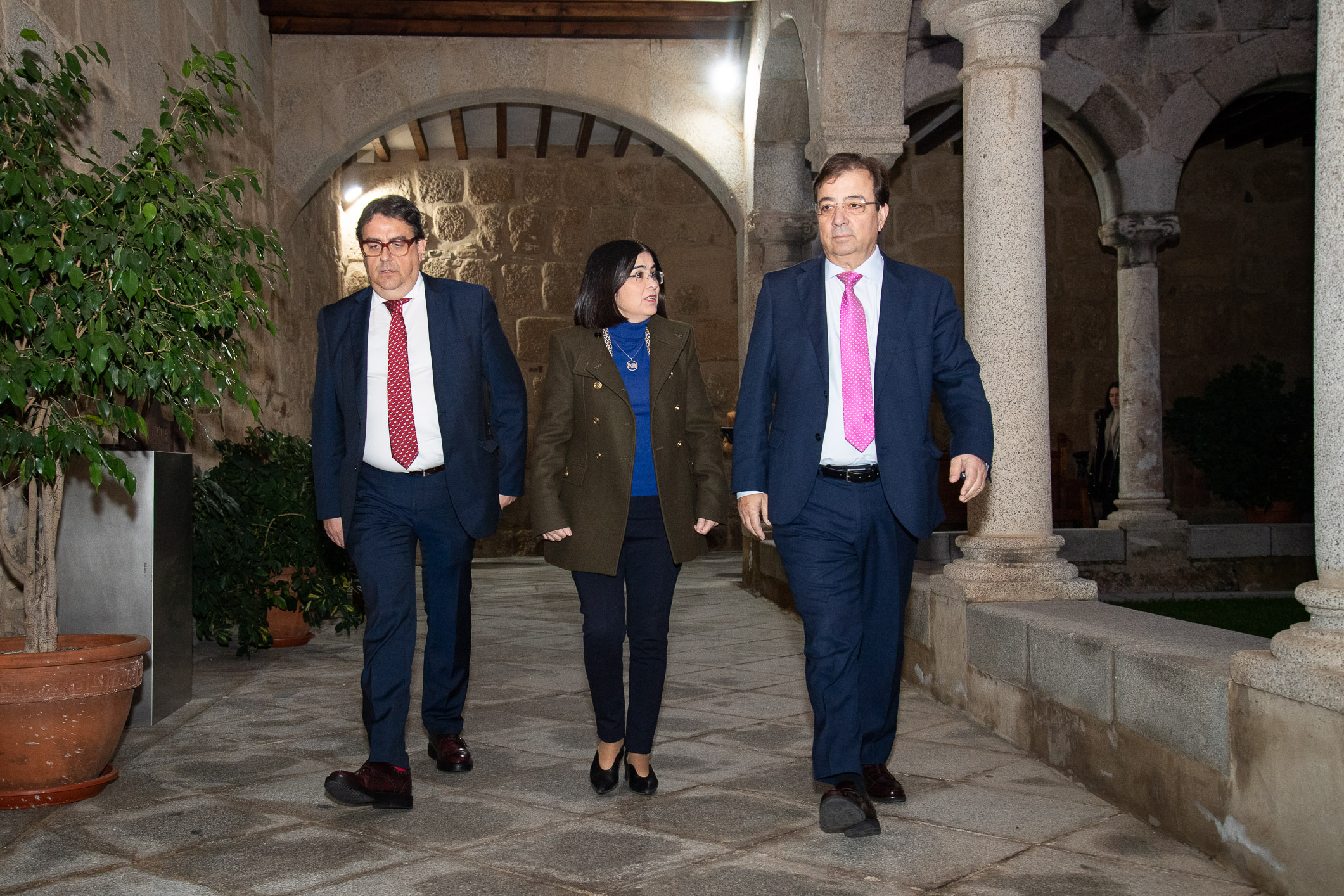 Darias entra en Presidencia, acompañada de Fernández Vara y Vergeles