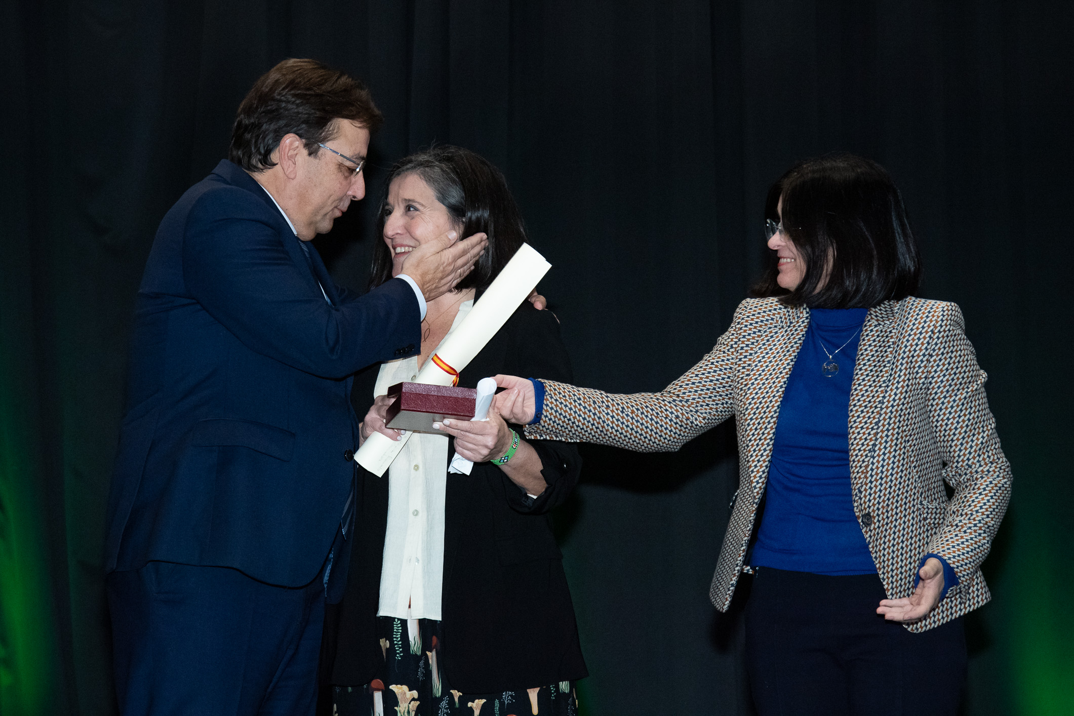 Foto en la que aparece el presidente de la Junta de Extremadura y la ministra de Sanidad junto a la enfermera condecorada