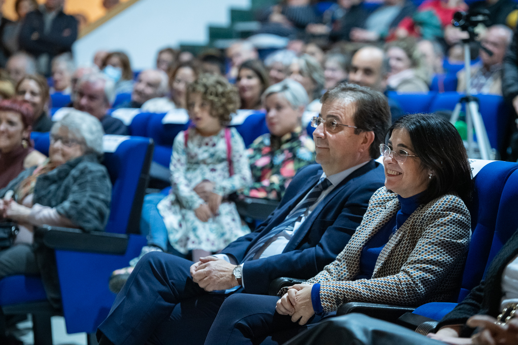 Foto del presidente de la Junta de Extremadura y la ministra de Sanidad durante el acto de condecoración