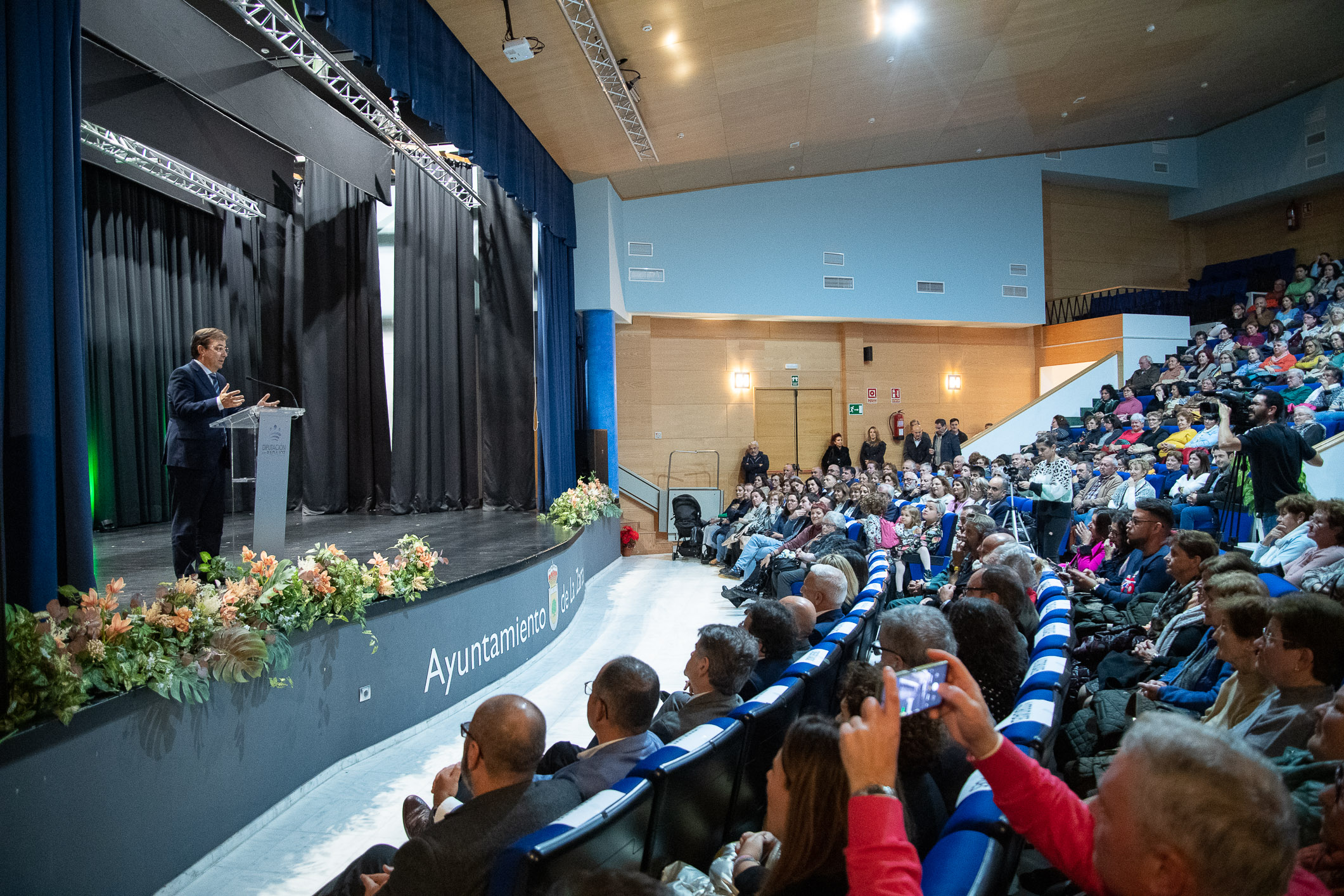 Foto del presidente de la Junta de Extremadura durante su intervención en el acto de condecoración