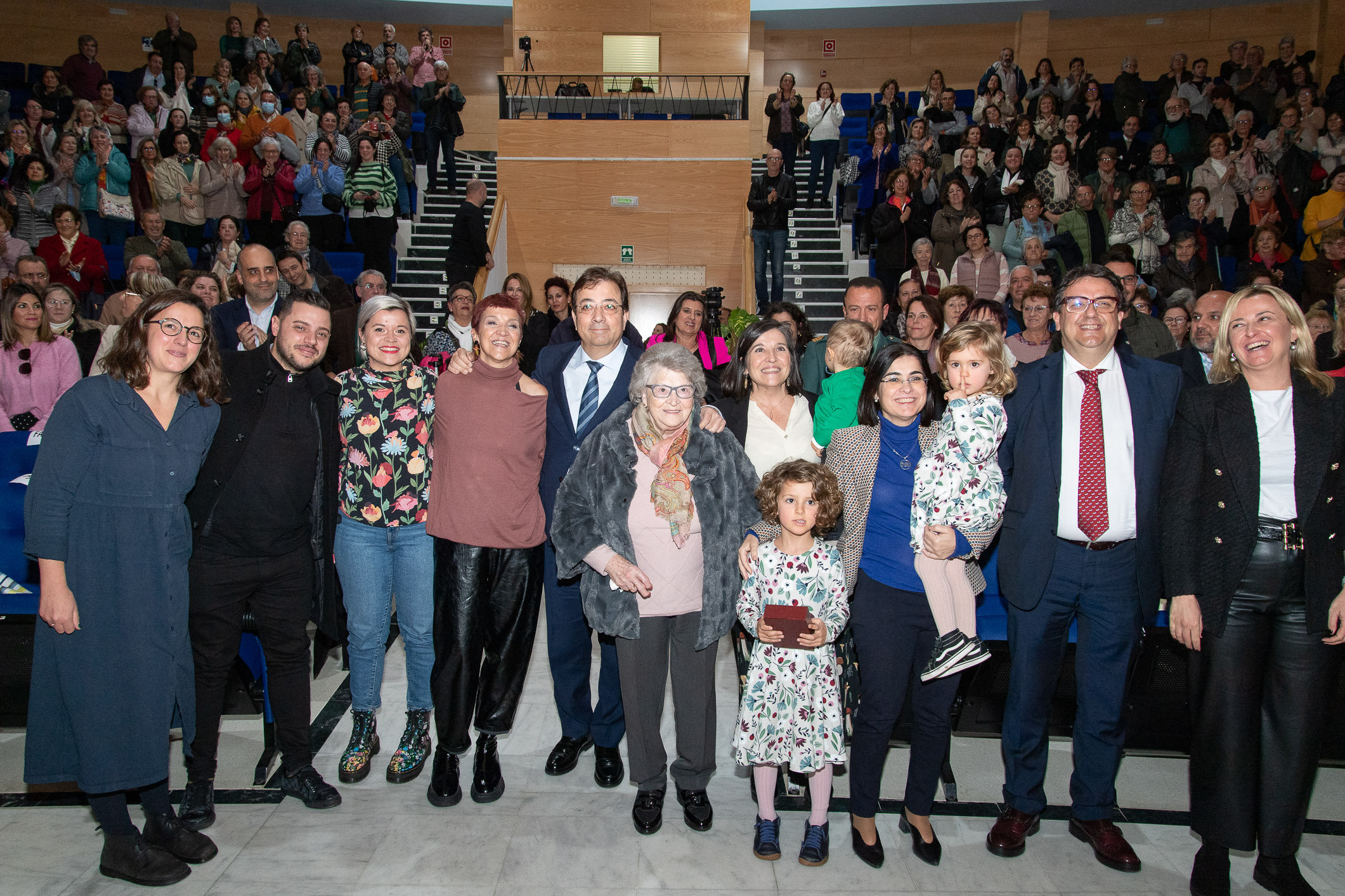 Foto del presidente de la Junta de Extremadura, la ministra de Sanidad y la enfermera condecorada junto a otras personalidades