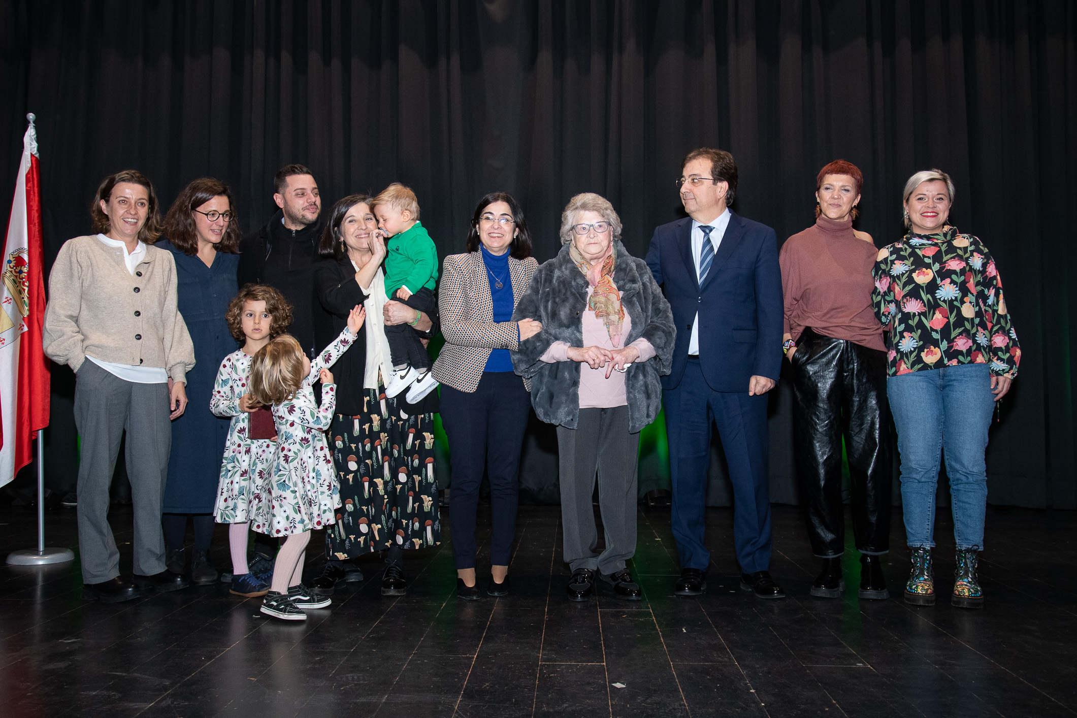 Foto del presidente de la Junta de Extremadura, la ministra de Sanidad y la enfermera condecorada junto a otras personalidades