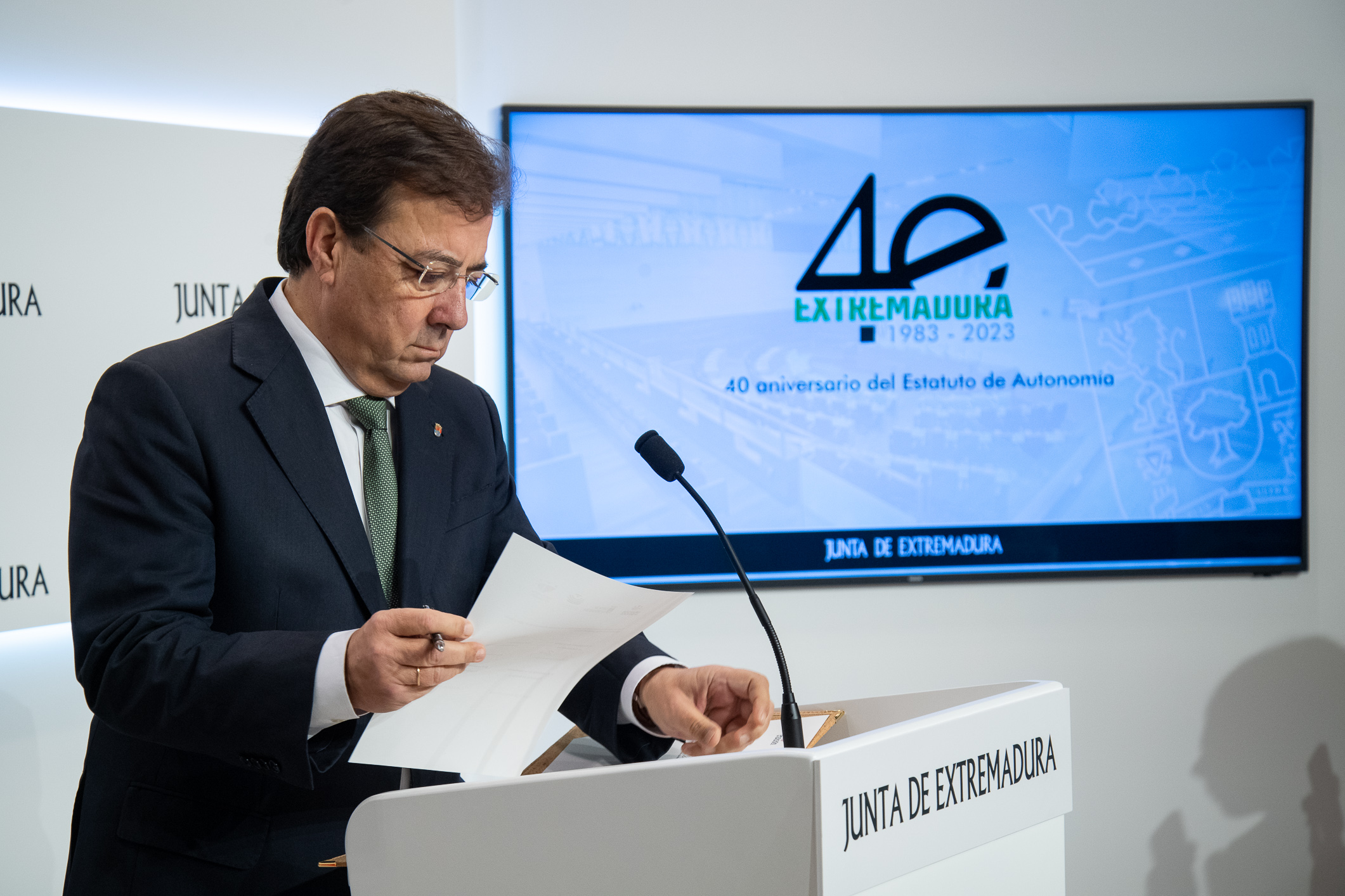 Foto del presidente de la Junta de Extremadura firmando el acuerdo