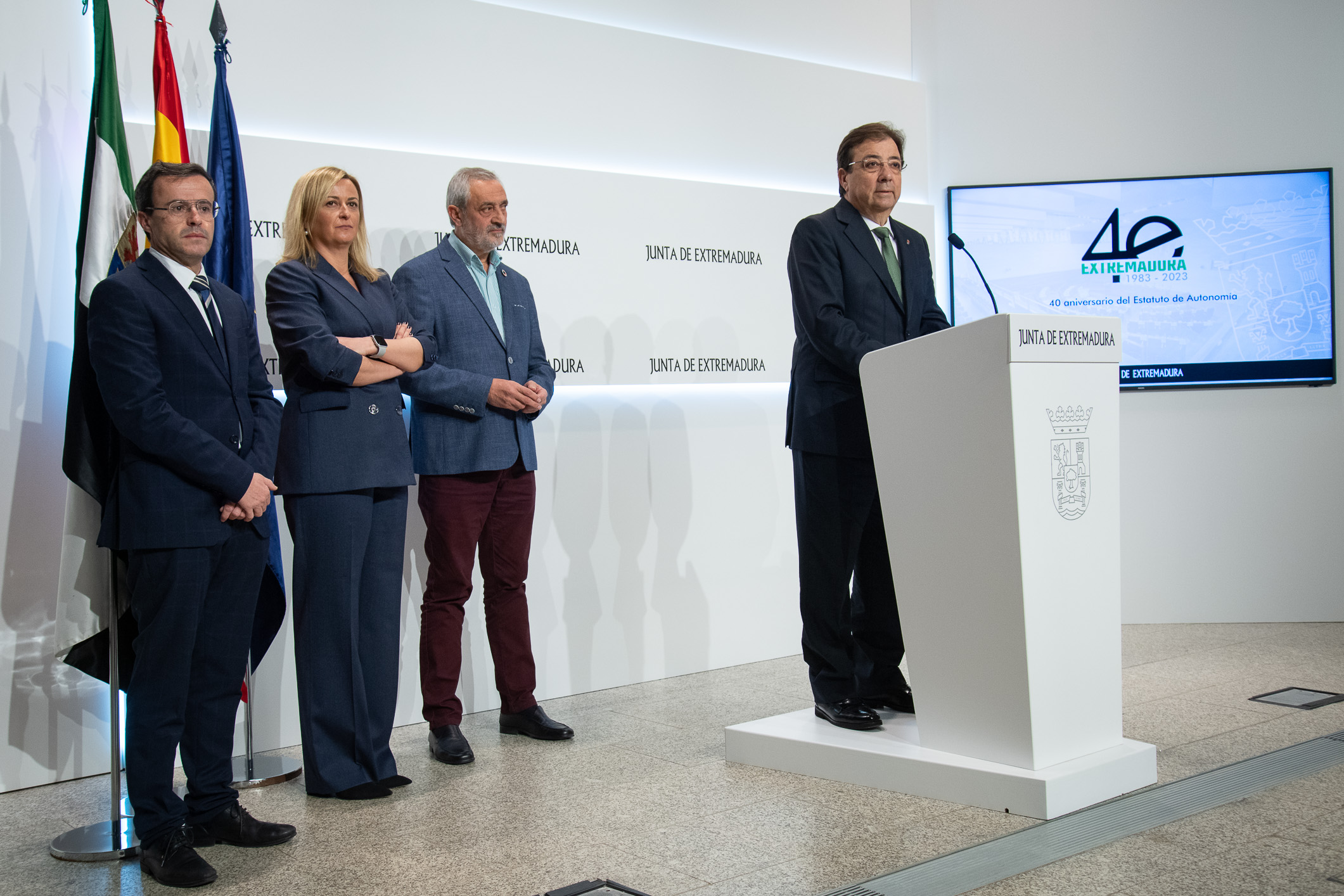 Foto del presidente de la Junta de Extremadura, de la presidenta de la Asamblea de Extremadura y de los presidentes de las diputaciones de Badajoz y Cáceres