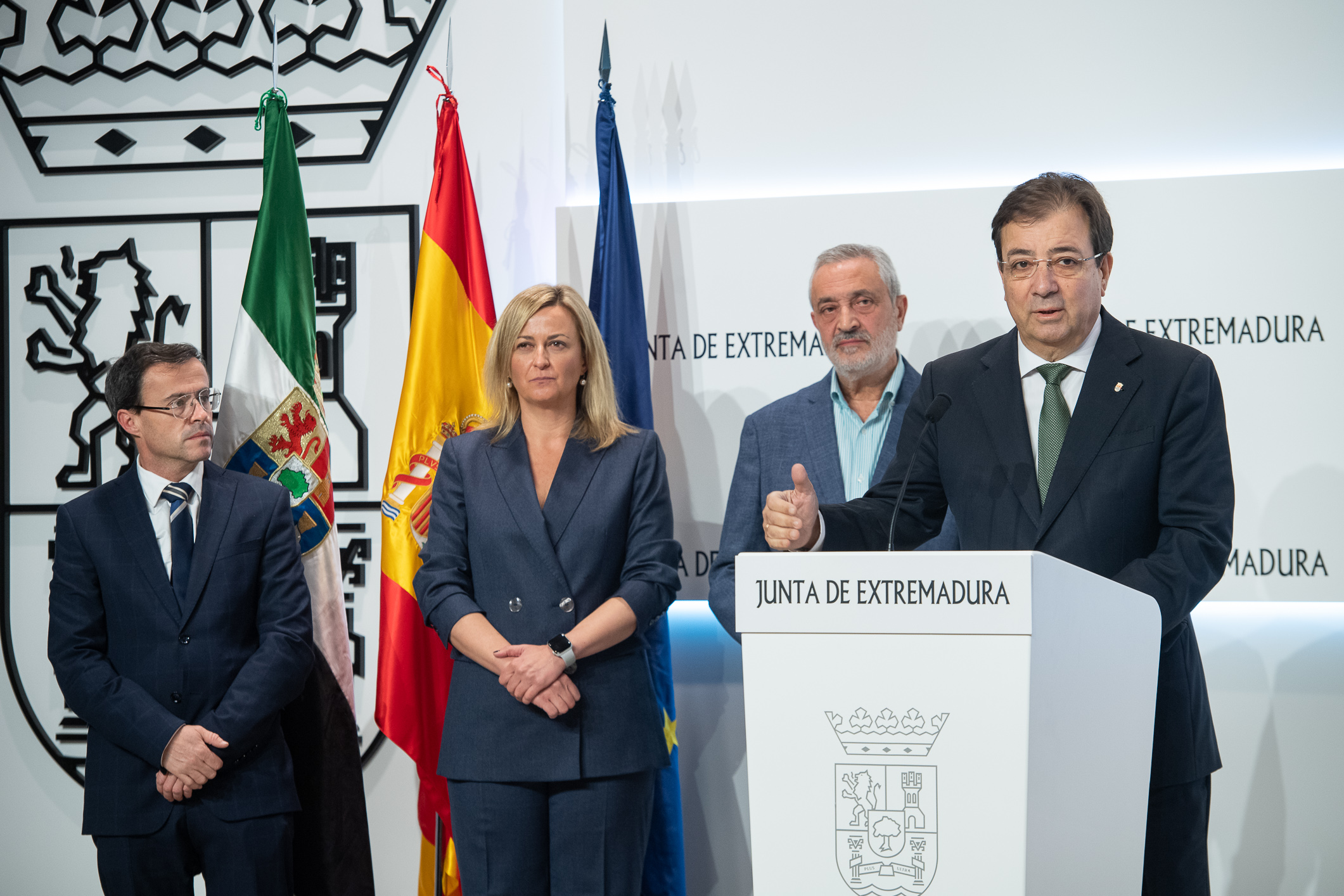 Foto del presidente de la Junta de Extremadura, de la presidenta de la Asamblea de Extremadura y de los presidentes de las diputaciones de Badajoz y Cáceres