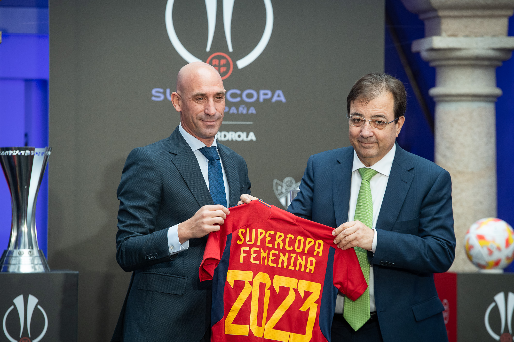 Fernández Vara y Rubiales durante el acto del sorteo de la supercopa femenina de fútbol