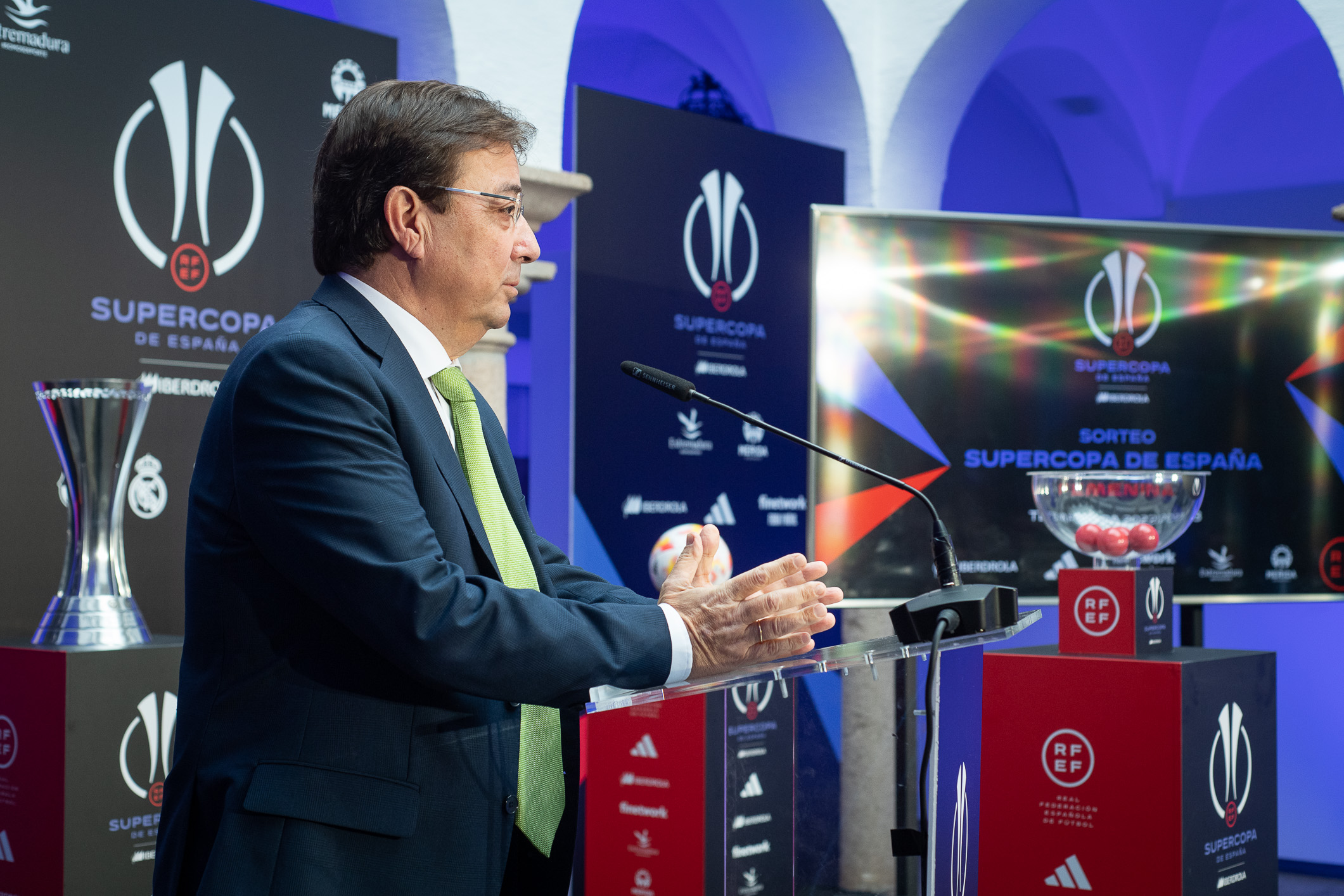 Intervención de Fernández Vara durante el acto del sorteo de la supercopa femenina de fútbol