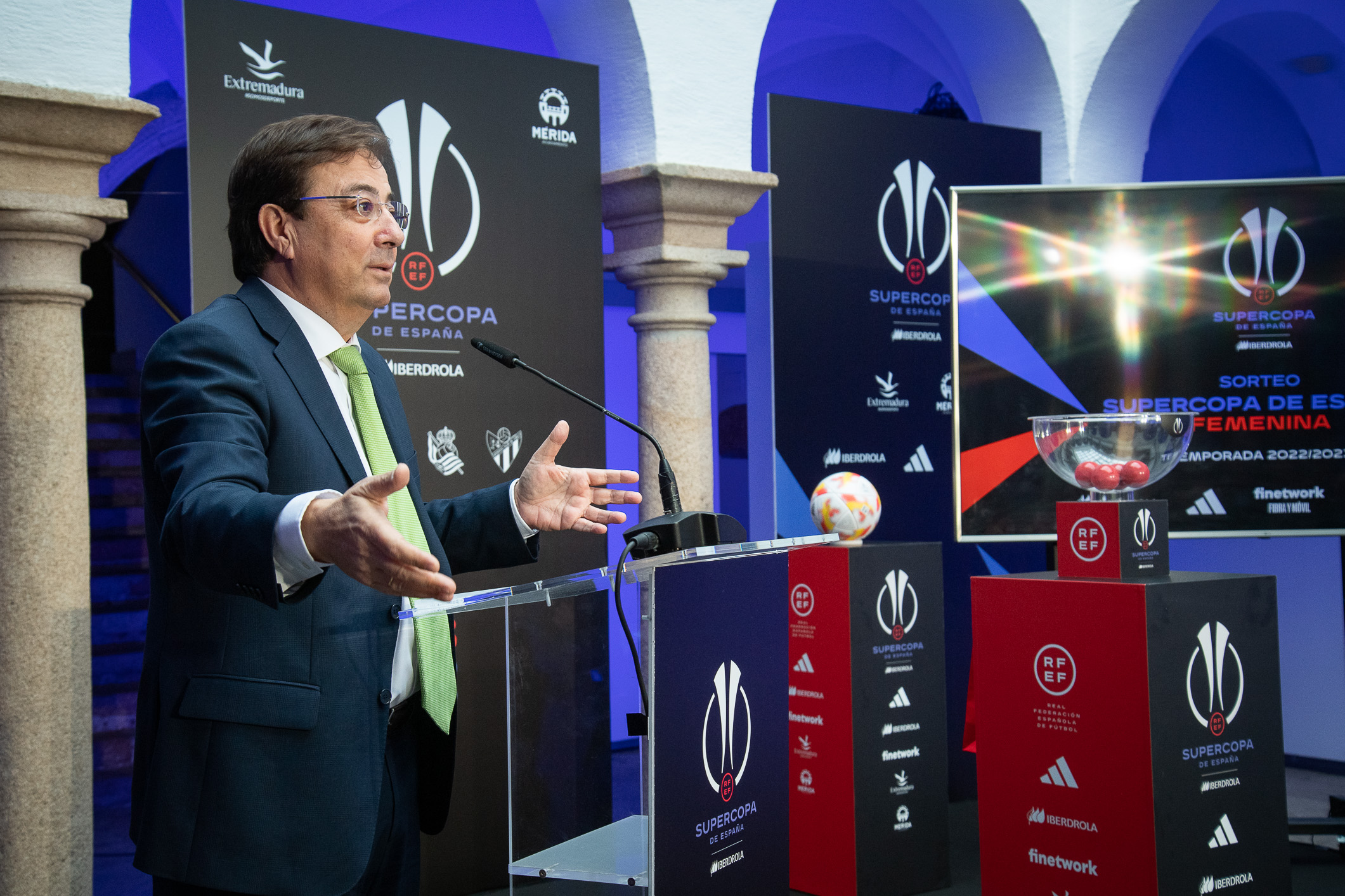 Intervención de Fernández Vara durante el acto del sorteo de la supercopa femenina de fútbol