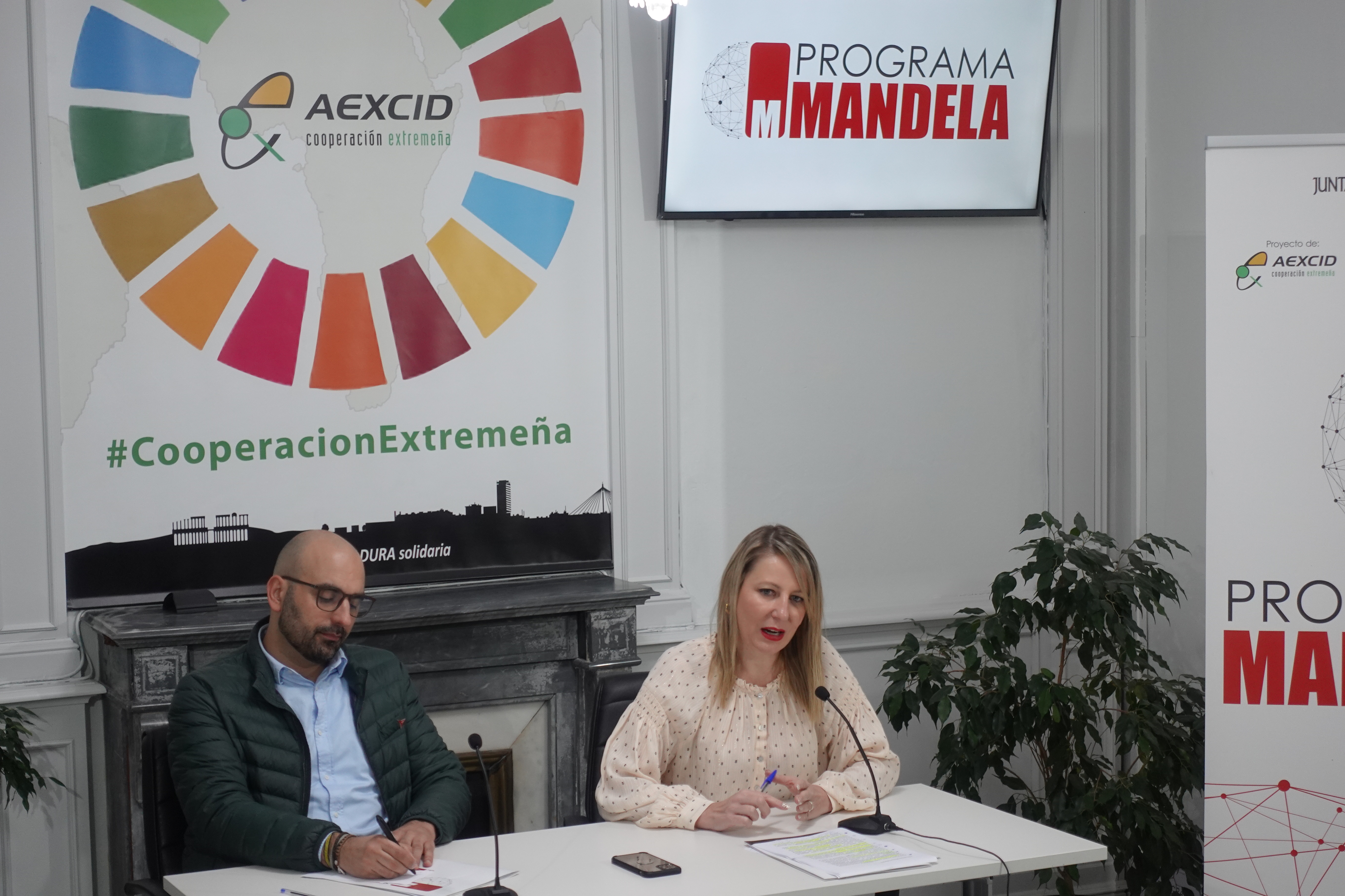 Foto del director de la AEXCID y la presidenta de AUPEX durante la presentación del programa