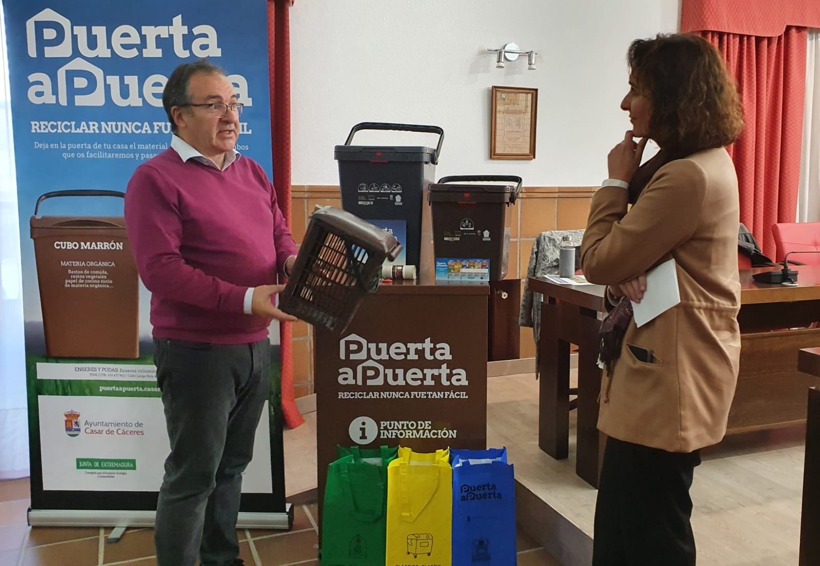 Foto de la consejera de Transición Ecológica y Sostenibilidad en la visita a Casar de Cáceres