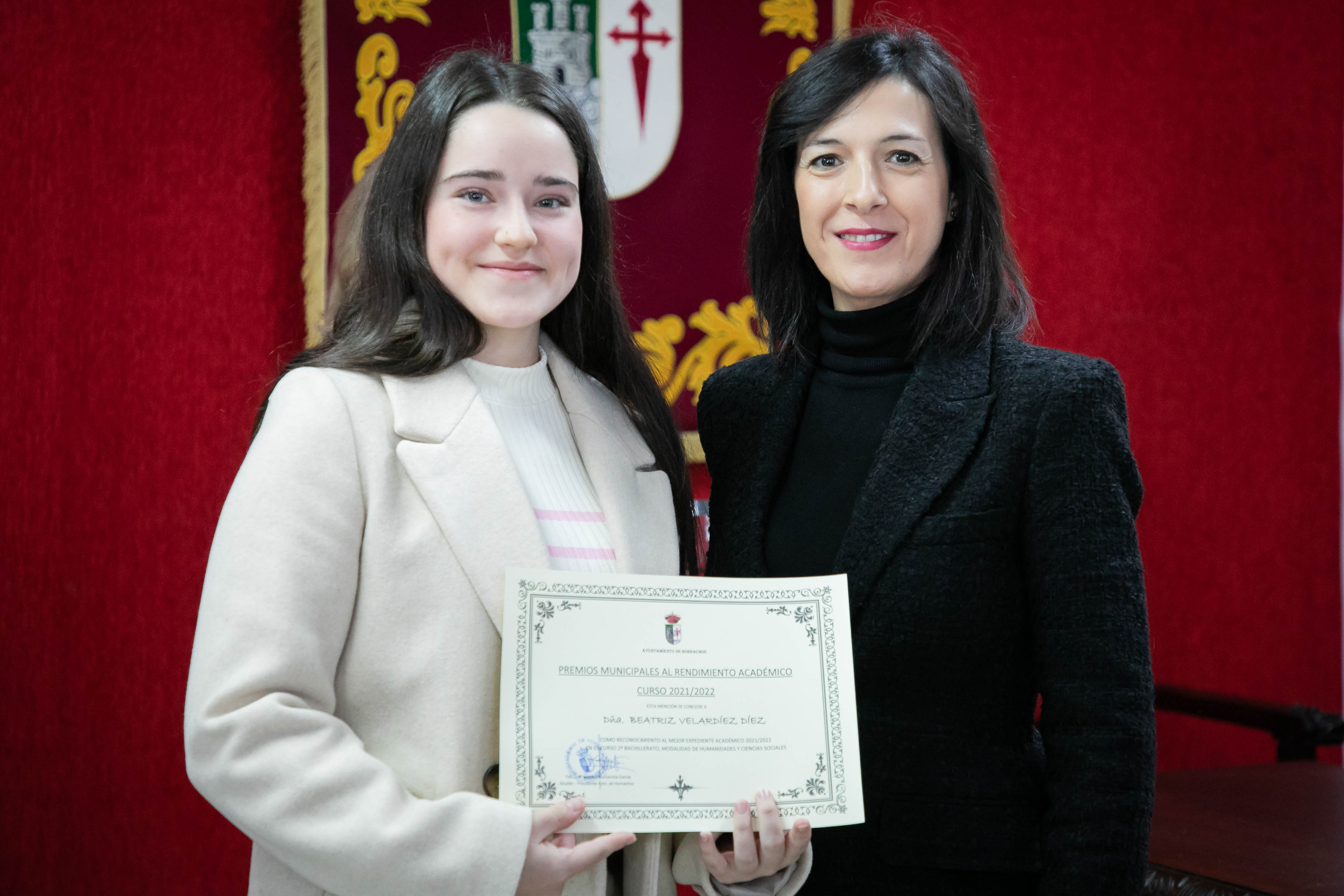 Imagen de la consejera de Educación con una de las premiadas