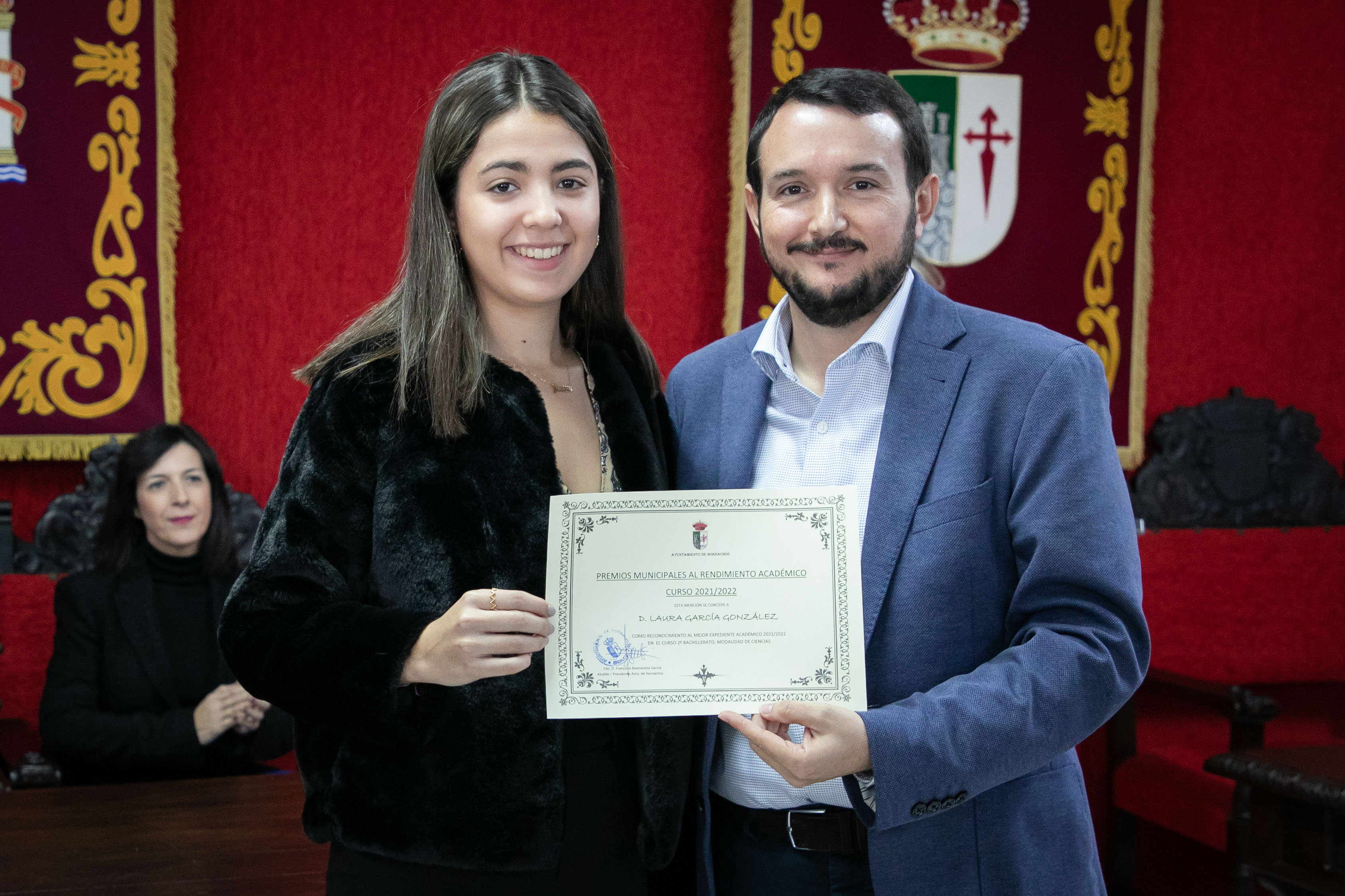 Imagen del alcalde de Hornachos con una de las premiadas
