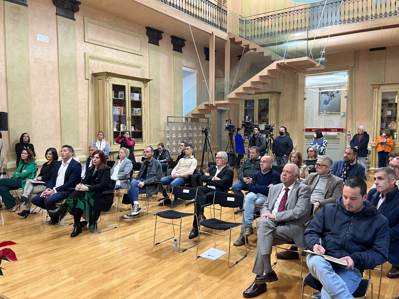 Foto de los asistentes al acto de presentación del convenio