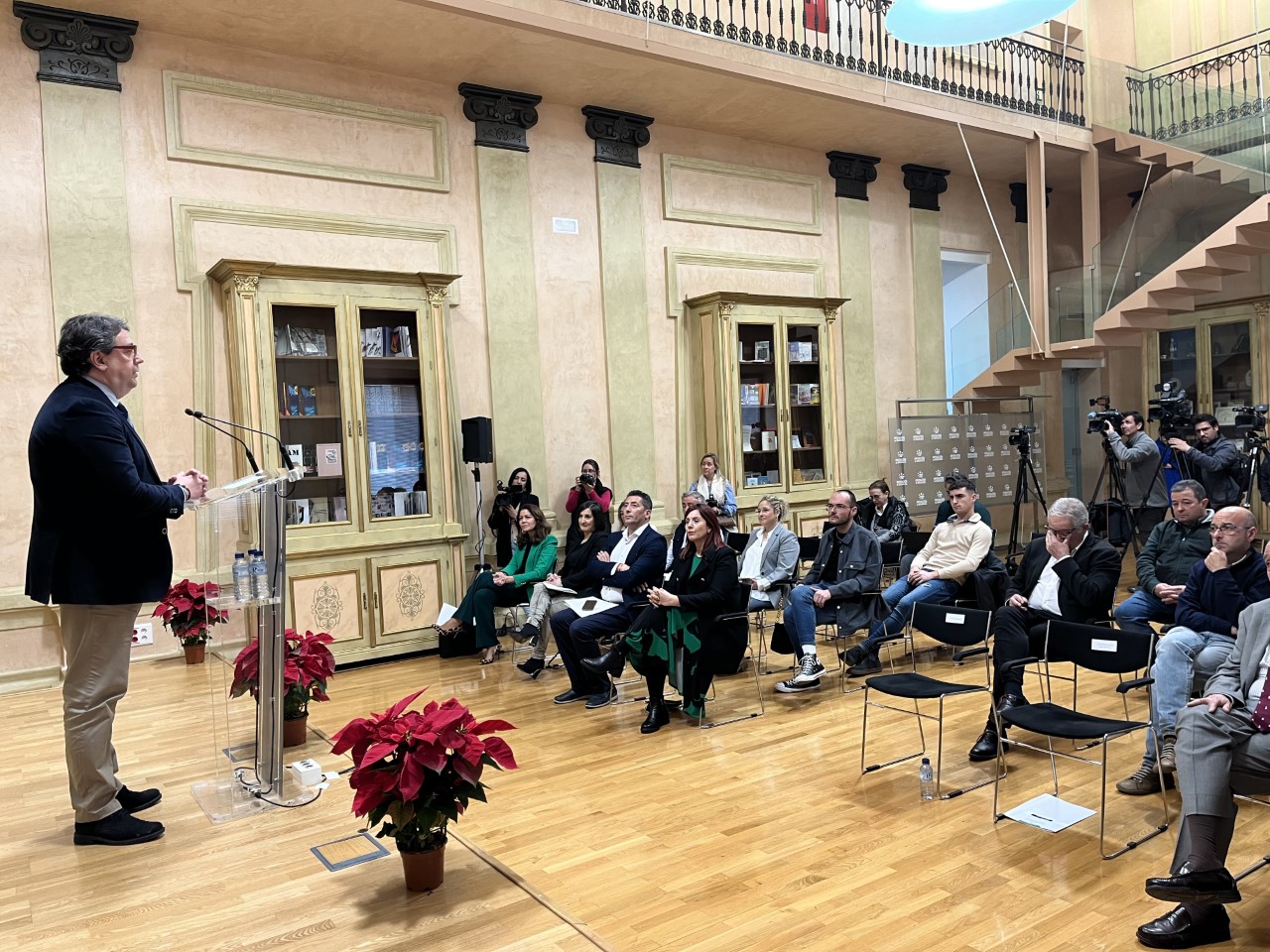 Foto del consejero de Sanidad y Servicios Sociales durante el acto de presentación del convenio