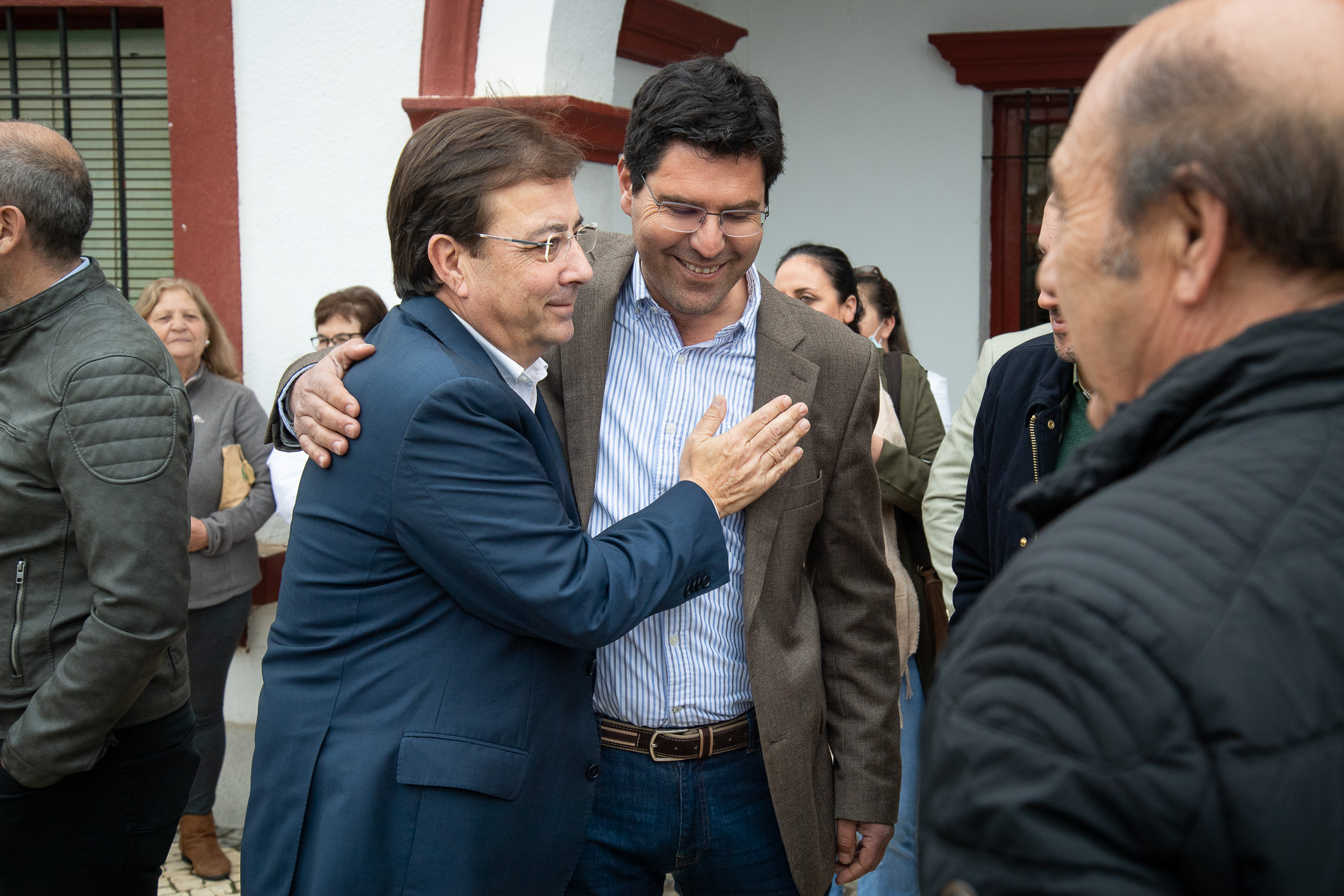 Guillermo Fernández Vara saluda al alcalde