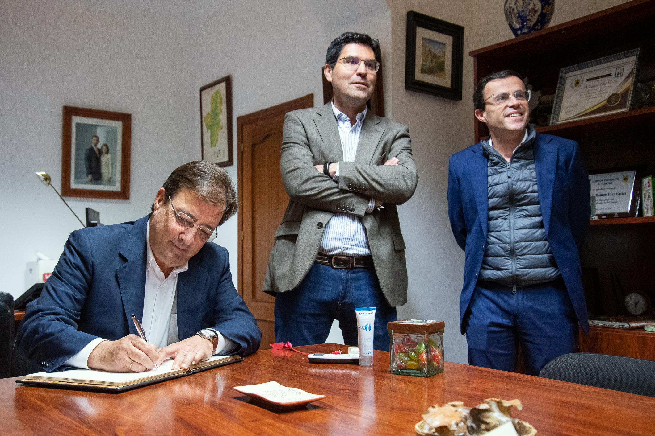 Fernández Vara firma en libro