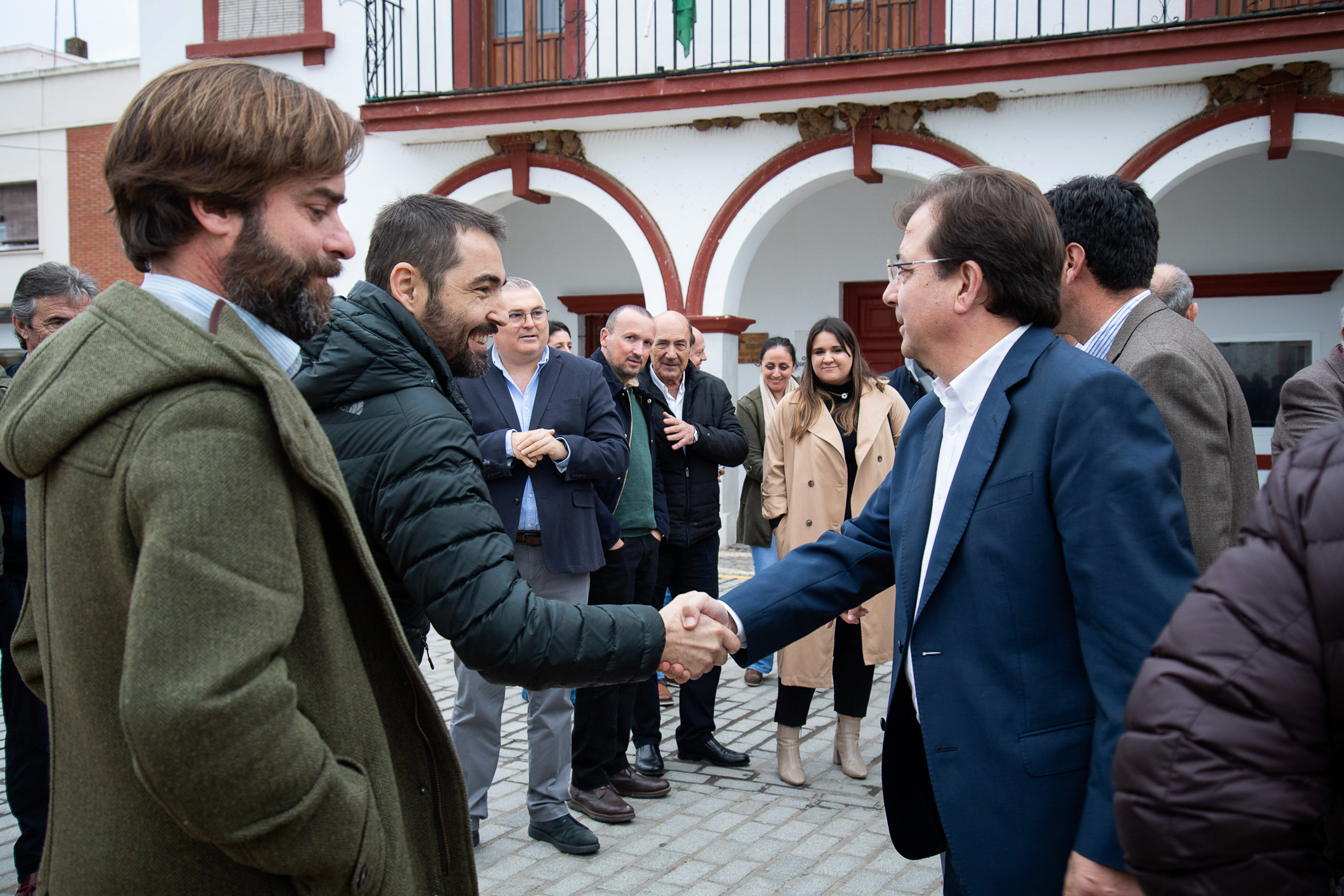 Fernández Vara saluda a asistentes