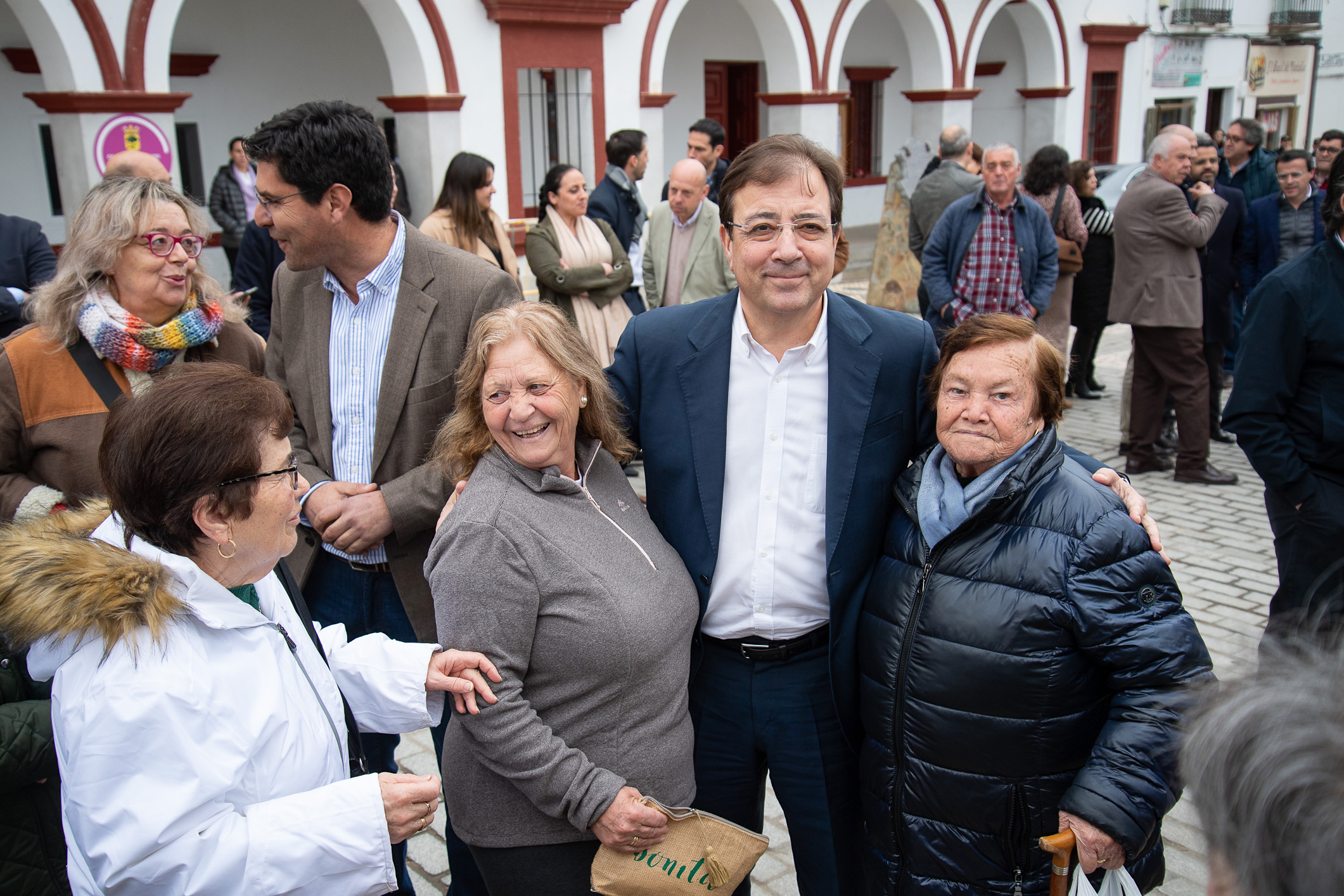 Fernández Vara se fotografía con asistentes