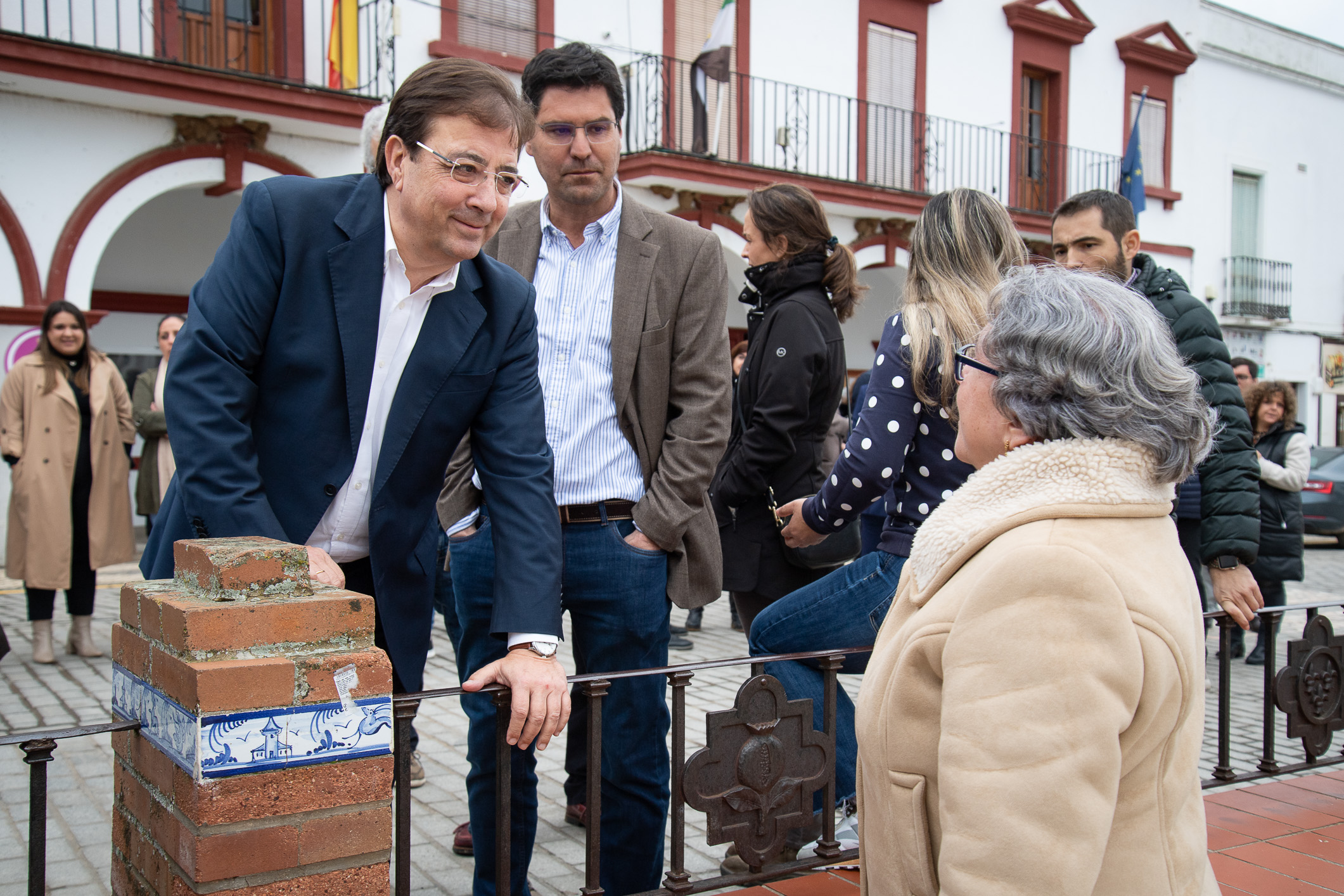 Fernández Vara saluda a asistentes