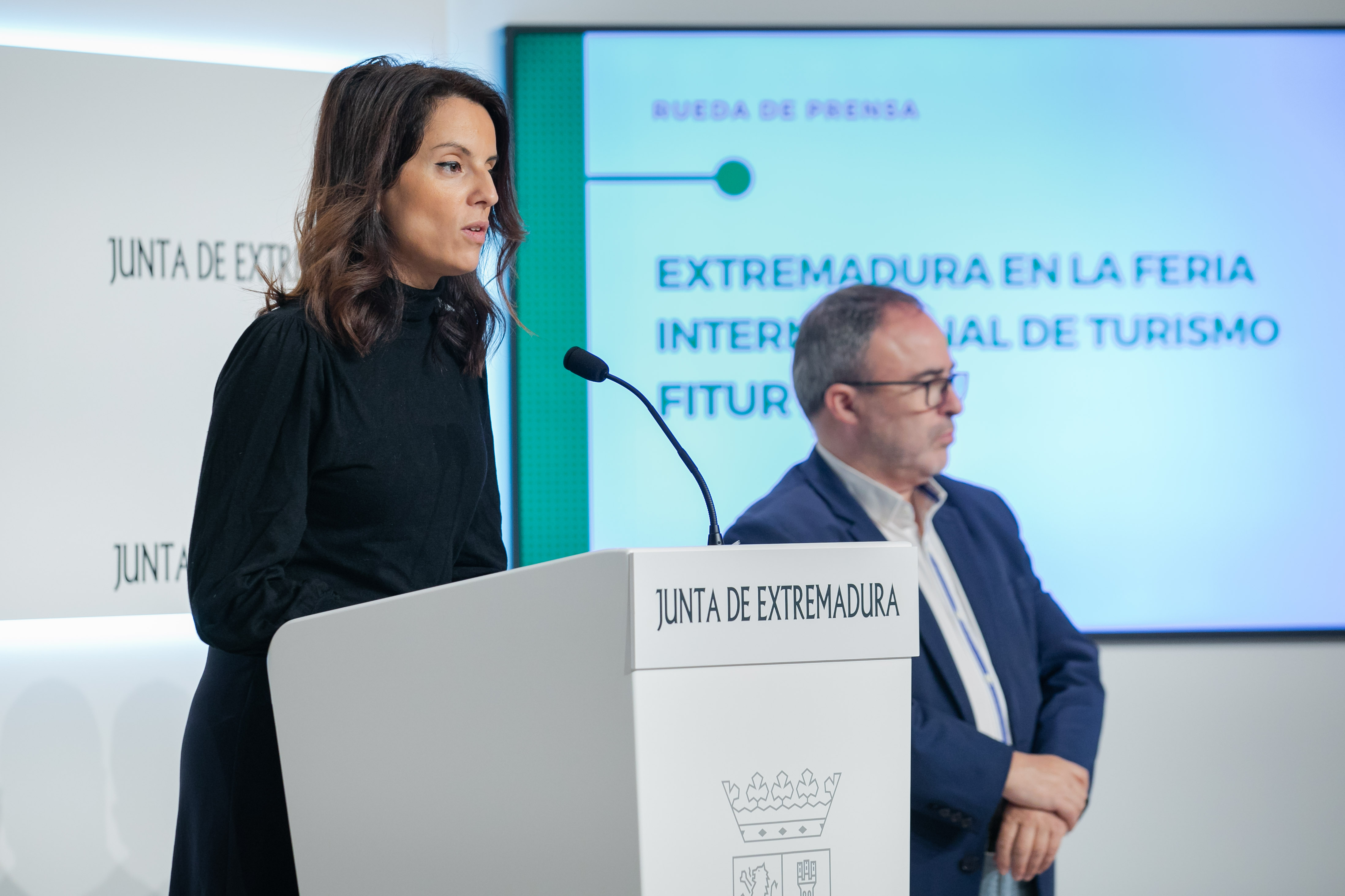 Foto de la consejera de Cultura, Turismo y Deportes durante la rueda de prensa