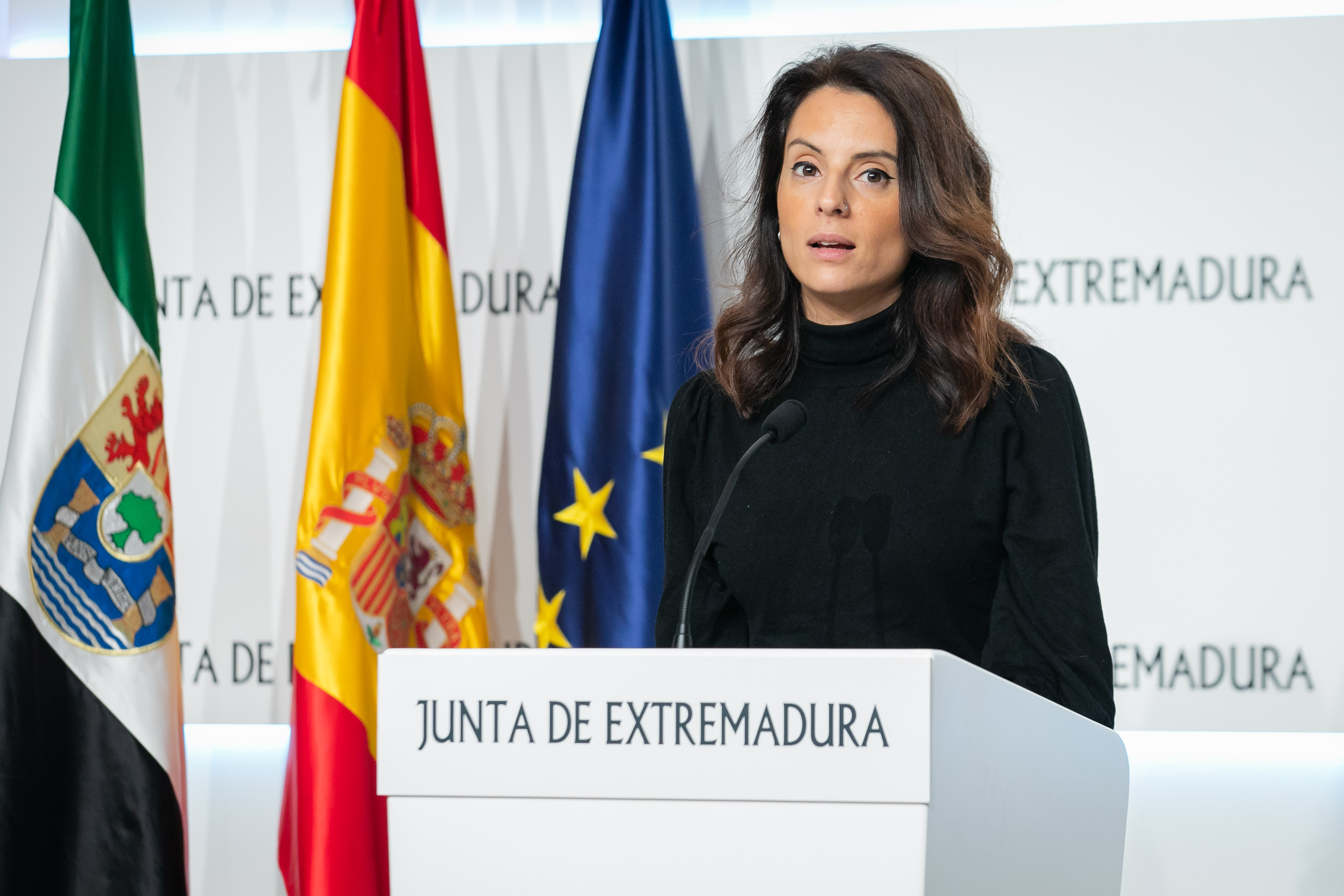 Foto de la consejera de Cultura, Turismo y Deportes durante la rueda de prensa