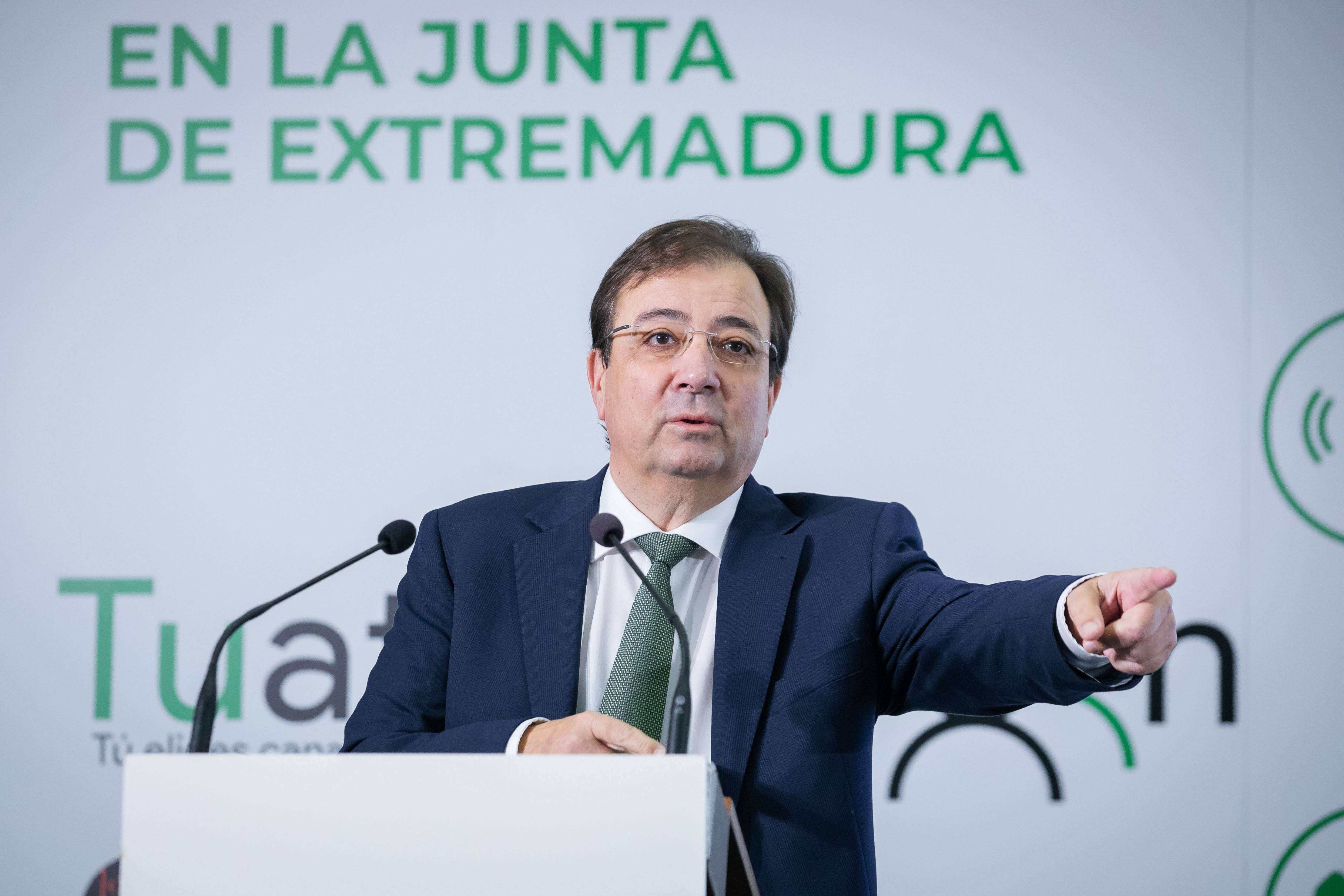 Fernández Vara durante la presentación de Tuatencion