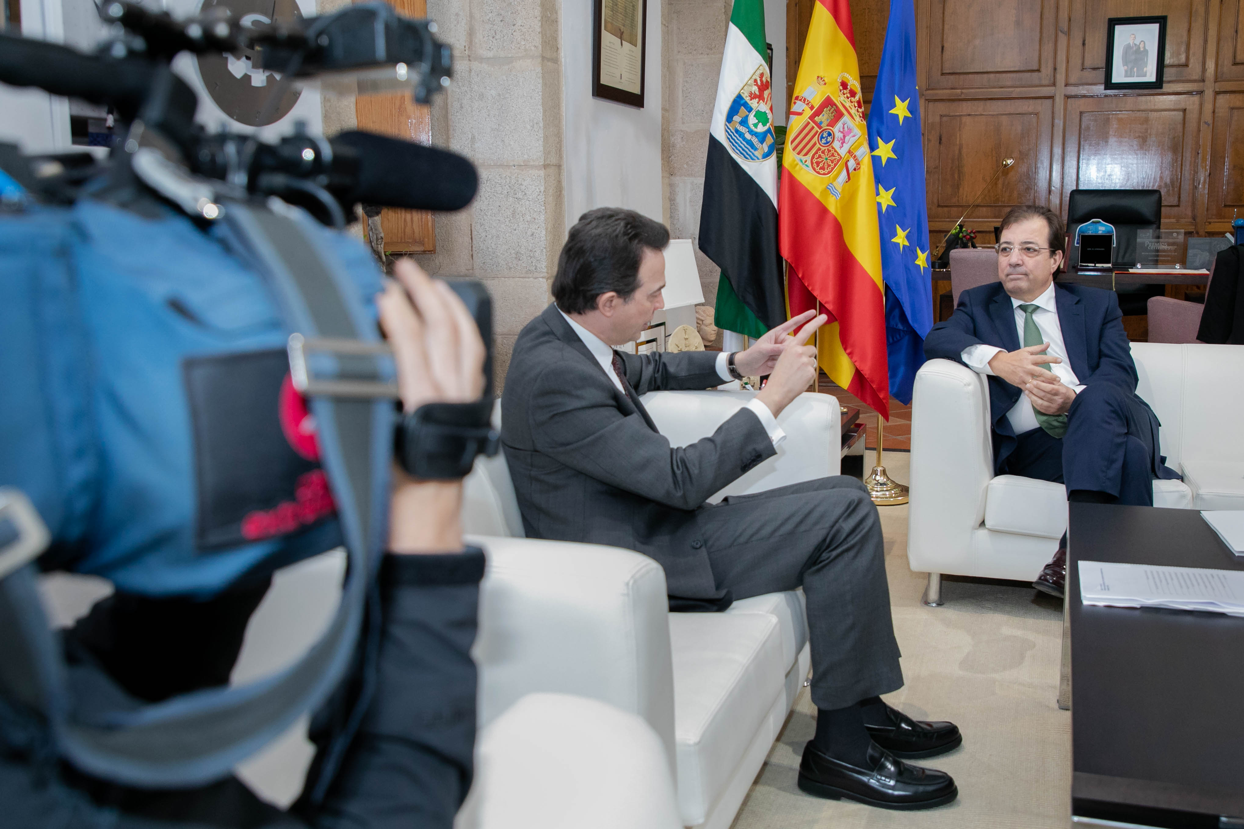 Fernández Vara durante la reunión con consejero delegado ENAGÁS