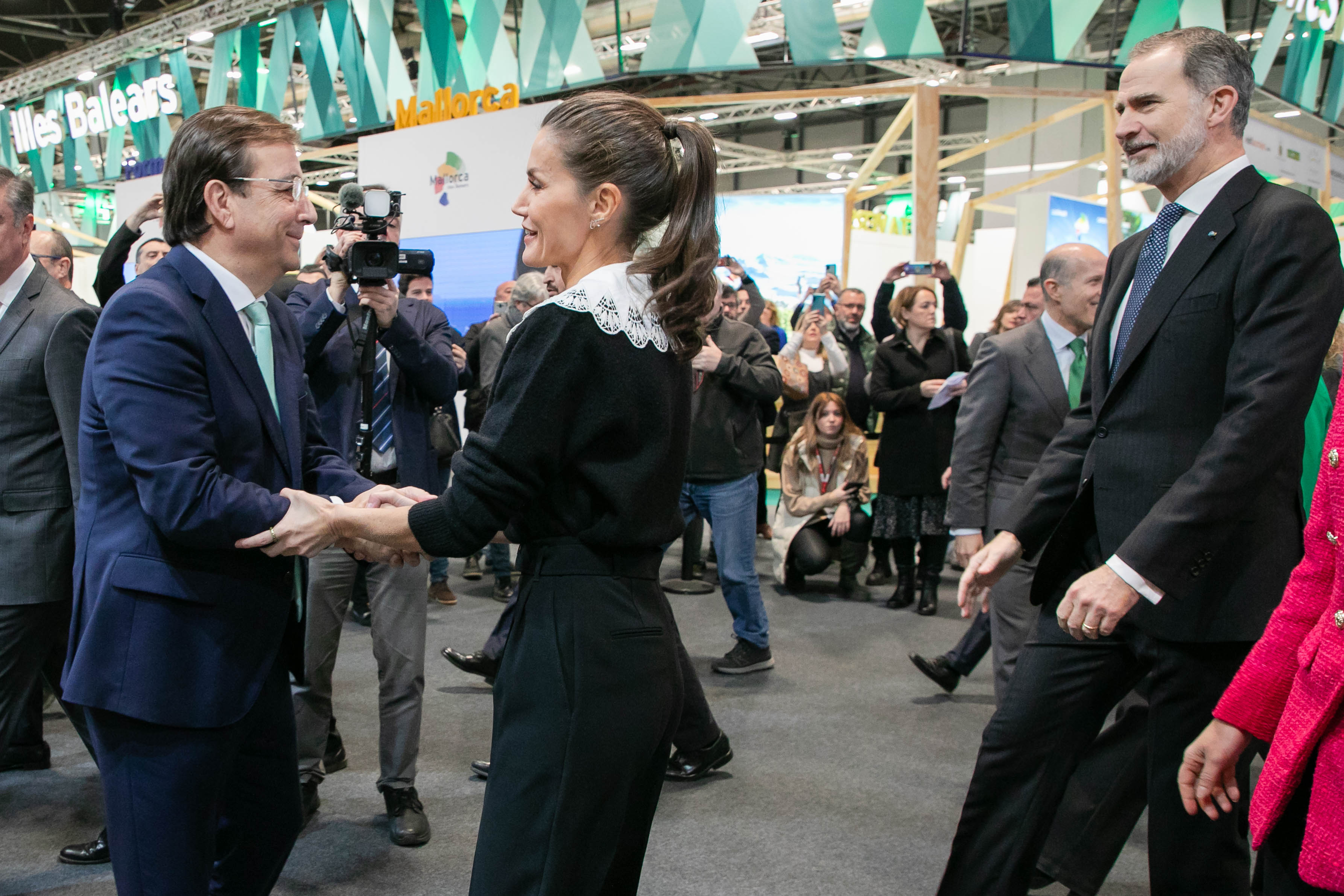 Imagen del Presidente saludando a la Reina Letizia