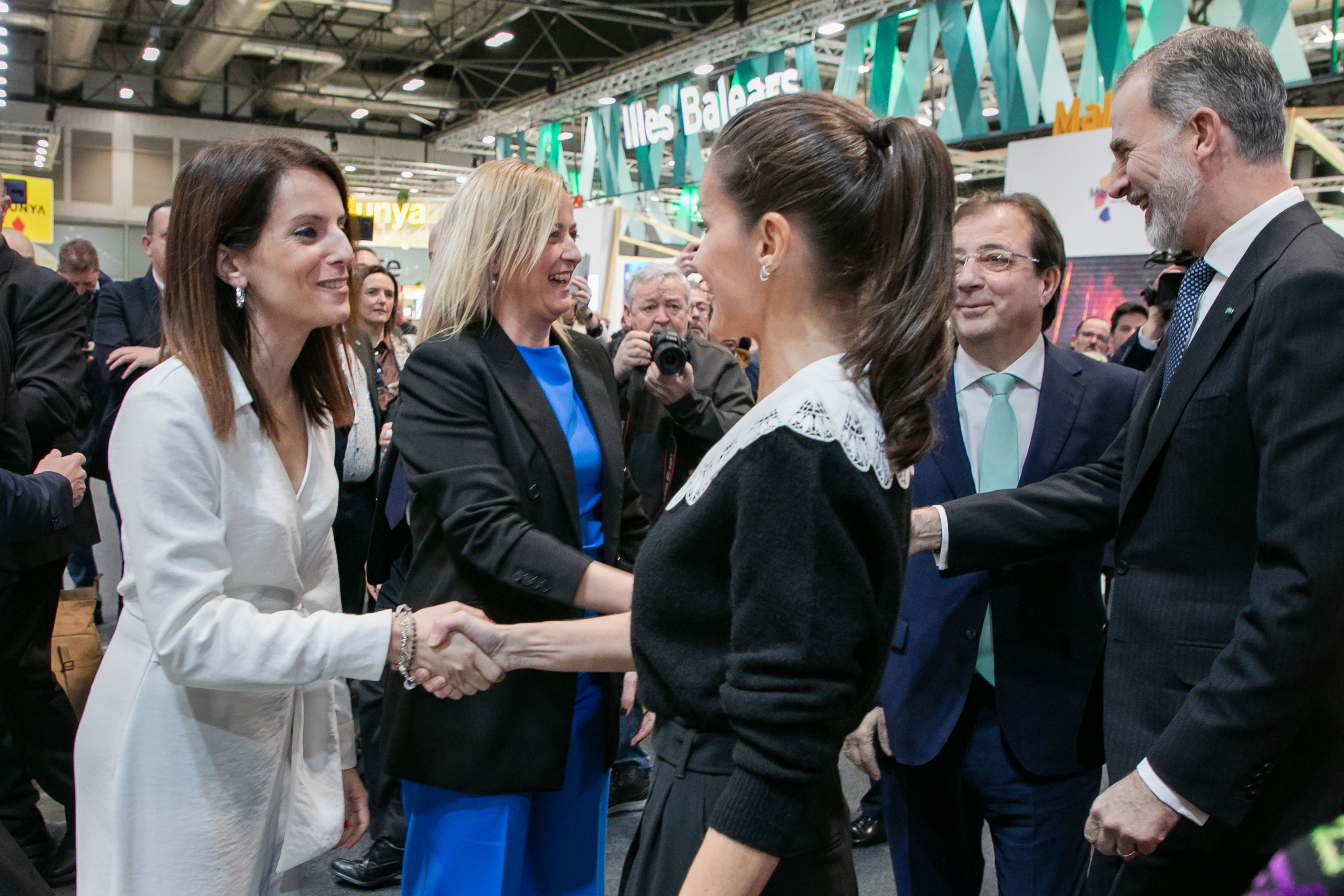 Imagen de la consejera de Cultura saludando a la Reina Letizia