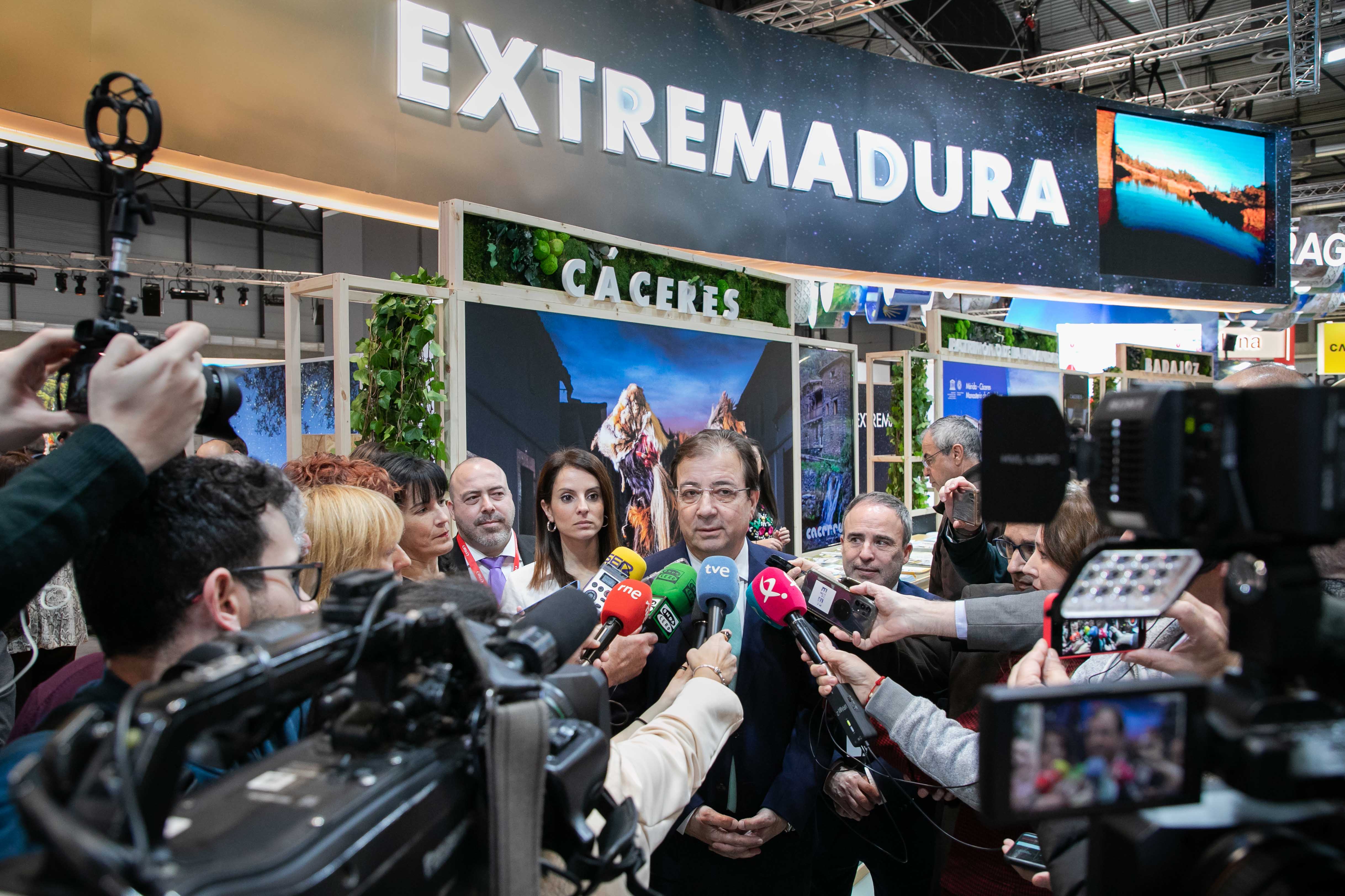 Imagen del Presidente realizando declaraciones a los medios de comunicación