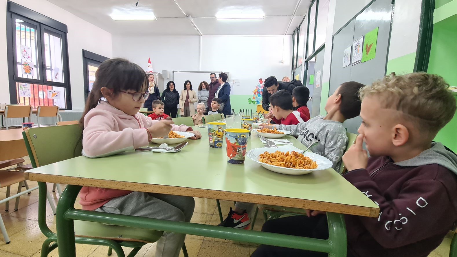 Niños comiendo