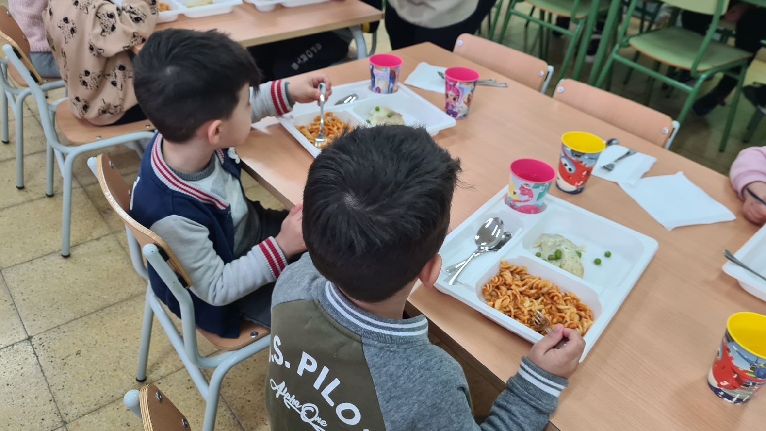 Niños comiendo