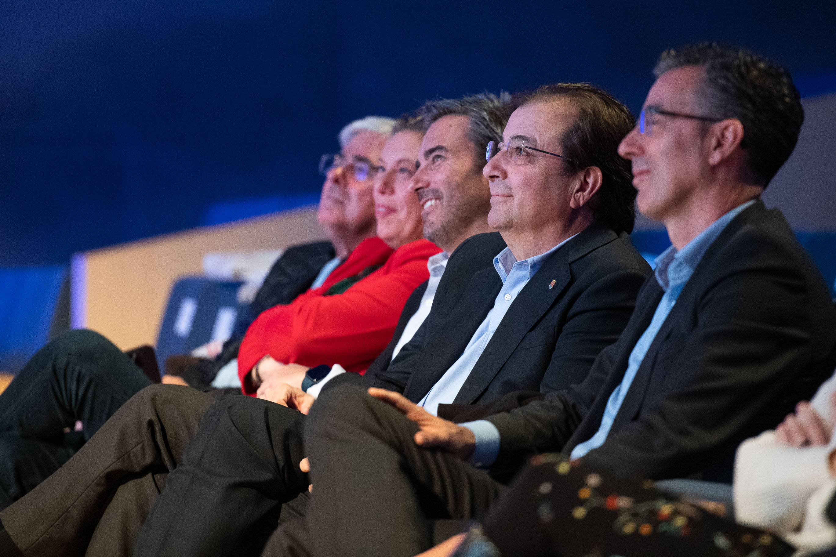 Fernández Vara junto a otros asistentes al congreso