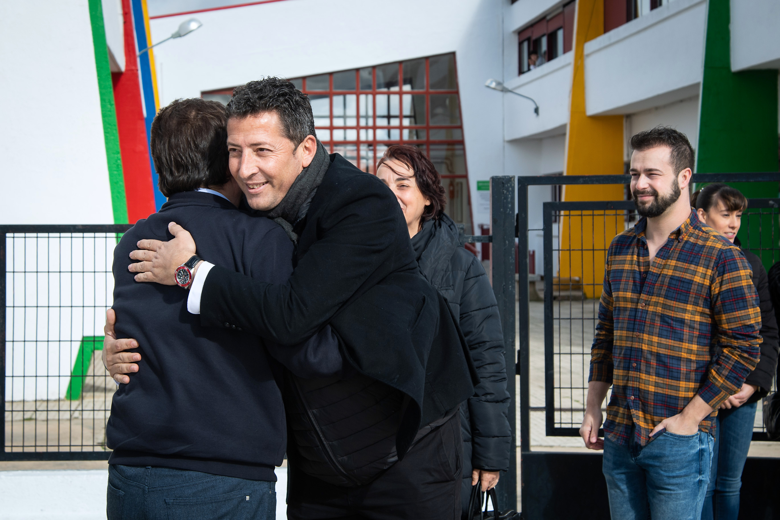 Foto del presidente de la Junta de Extremadura durante su visita a dos centros educativos de Berlanga