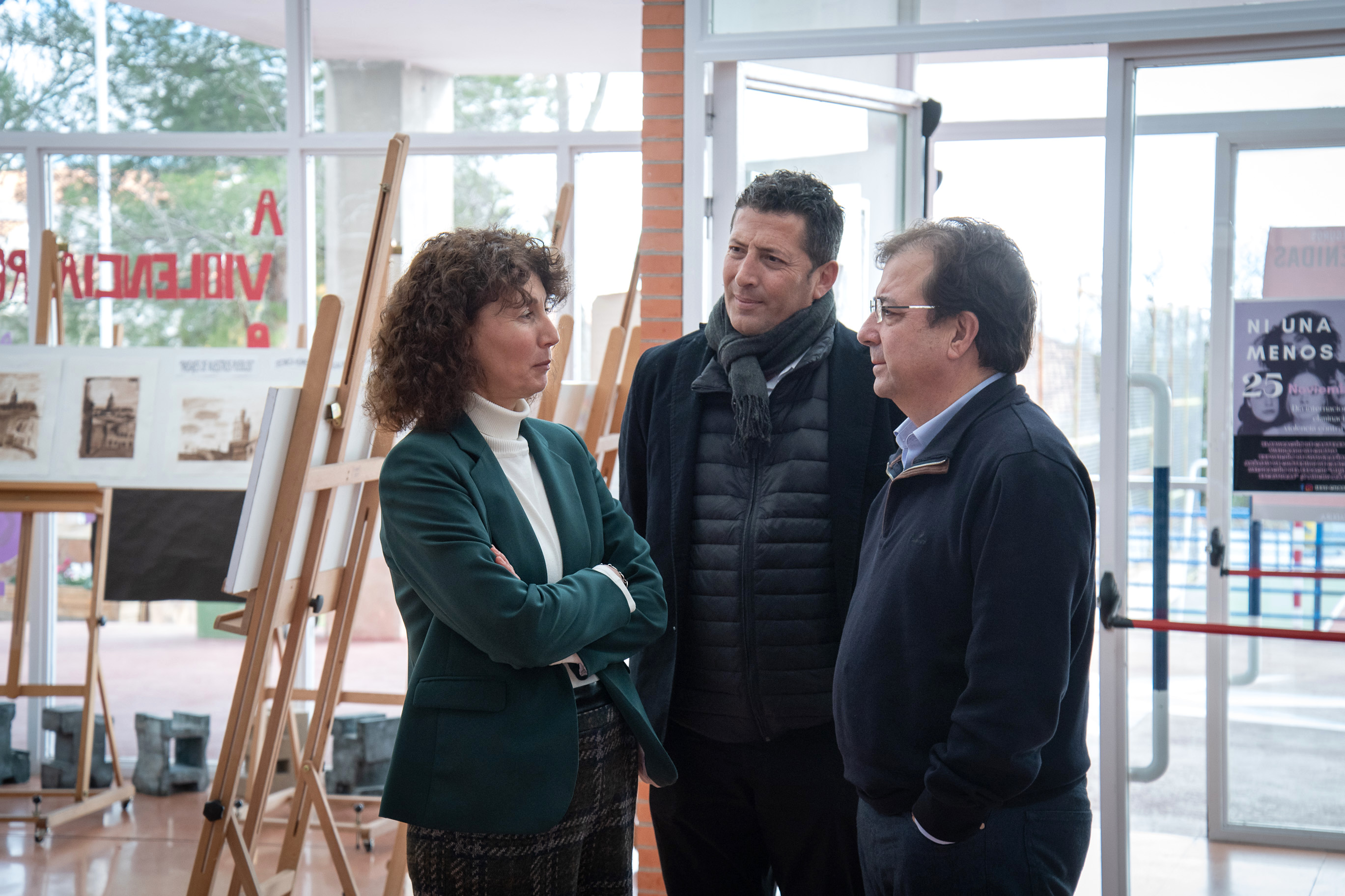 Foto del presidente de la Junta de Extremadura durante su visita a dos centros educativos de Berlanga