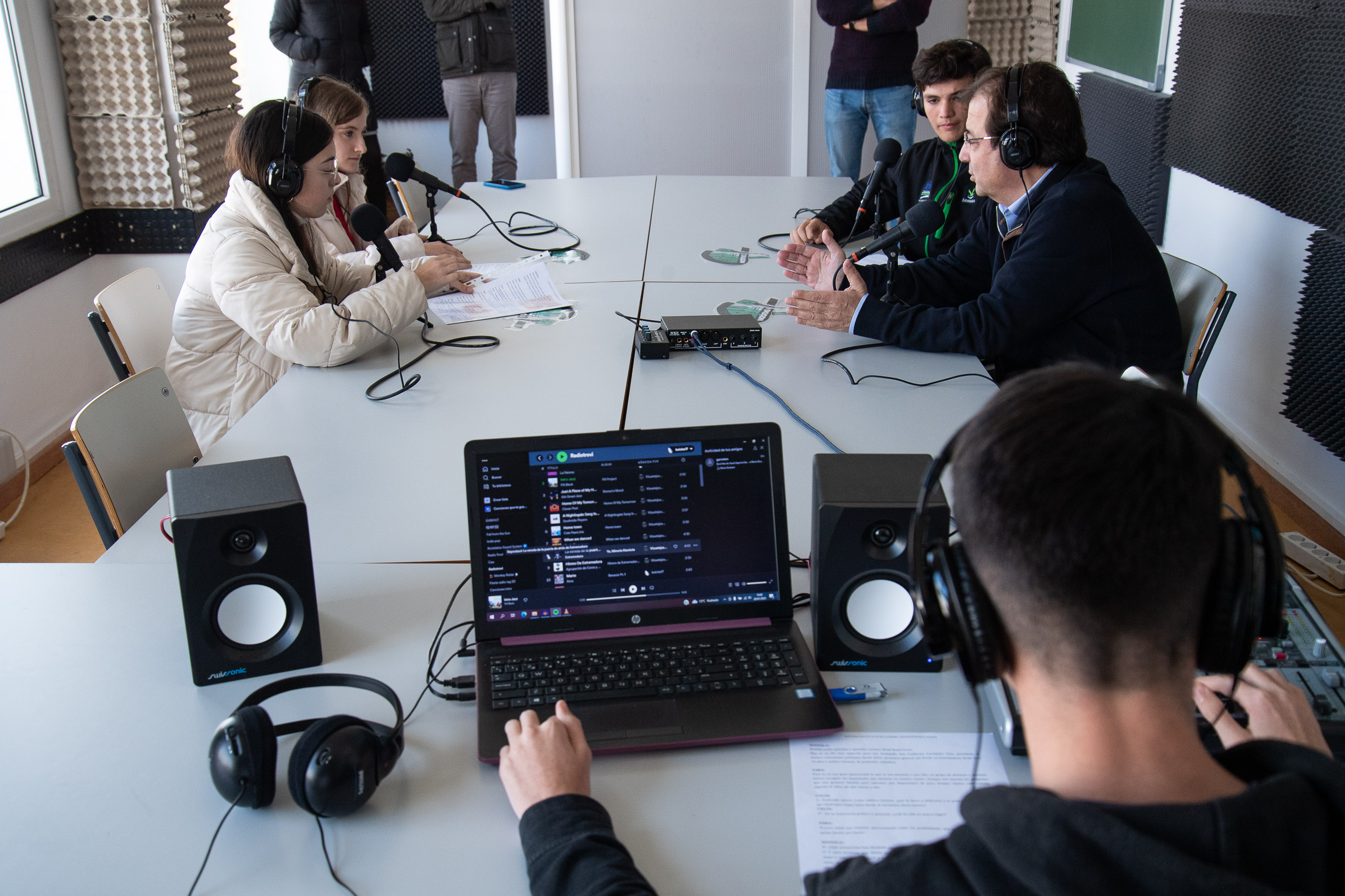 Foto del presidente de la Junta de Extremadura durante su visita a dos centros educativos de Berlanga